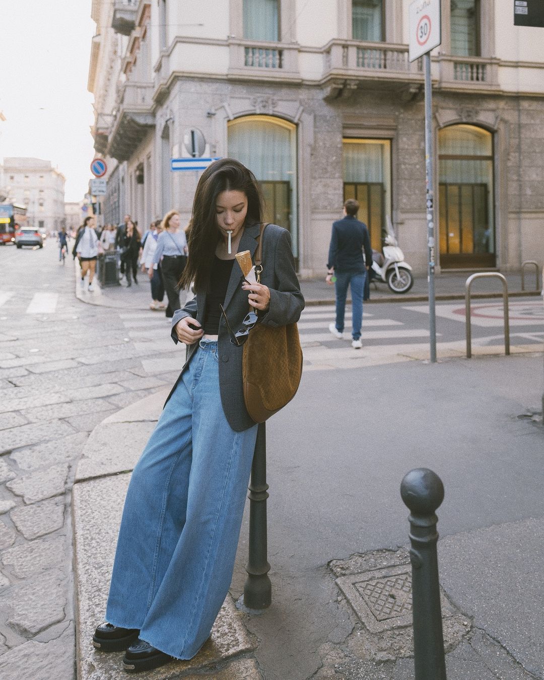 A época 'de ouro' para usar jeans e blazer - Foto 3. Thời điểm 'vàng' để diện quần jeans xanh và áo blazer- Ảnh 3.