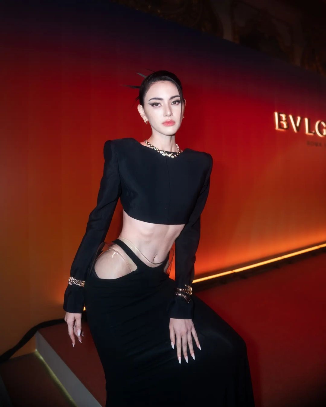 Bintang menggemari pakaian 'halimunan', mencabar pandangan orang ramai - Foto 4. Sao chuộng trang phục 'tàng hình', thách thức ánh nhìn công chúng- Ảnh 4.