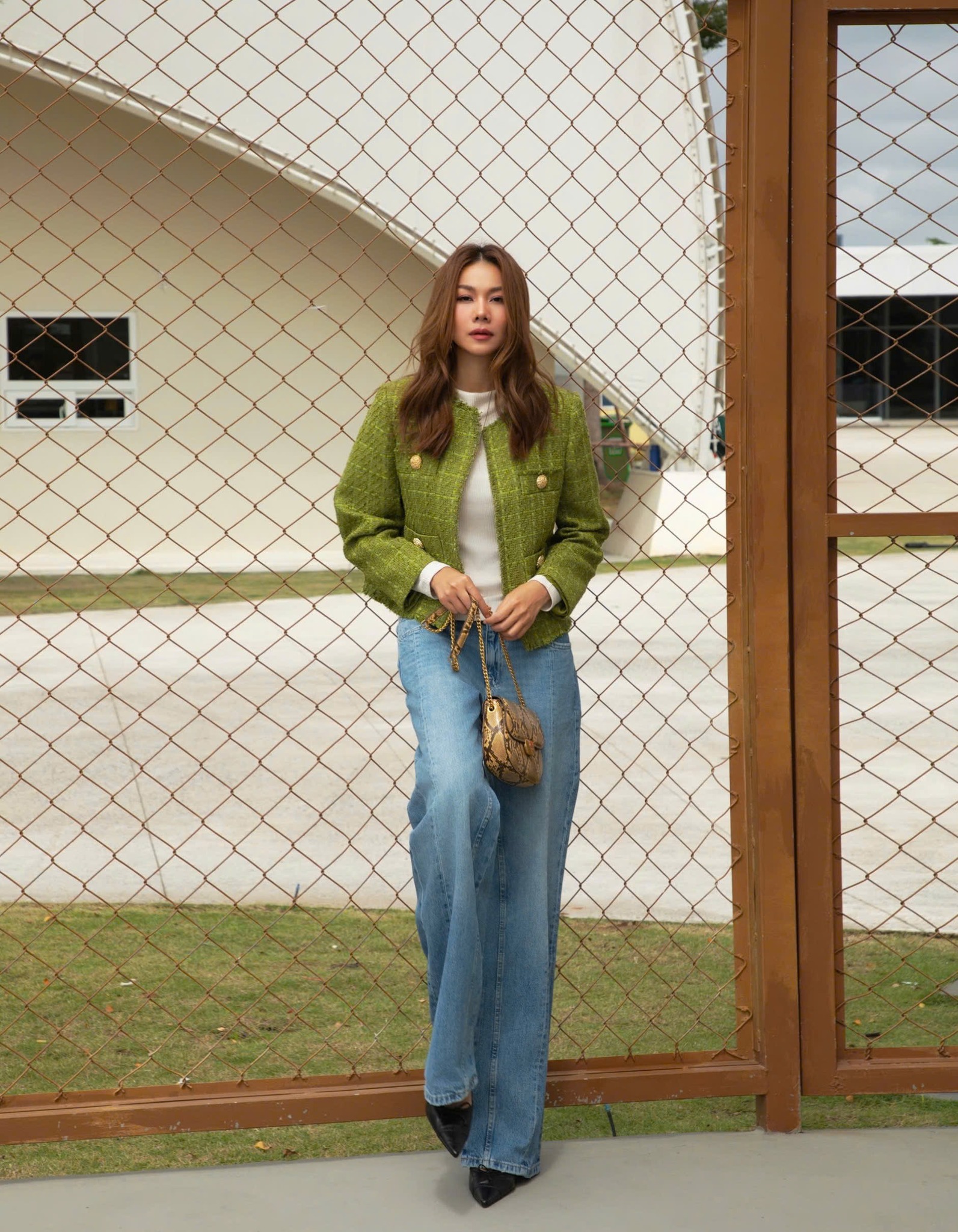 O momento  Thời điểm 'vàng' để diện quần jeans xanh và áo blazer- Ảnh 8.