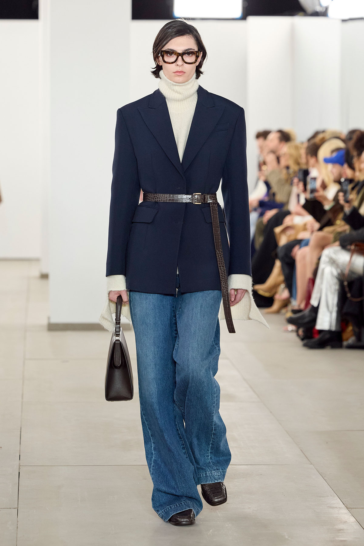 O momento  Thời điểm 'vàng' để diện quần jeans xanh và áo blazer- Ảnh 7.