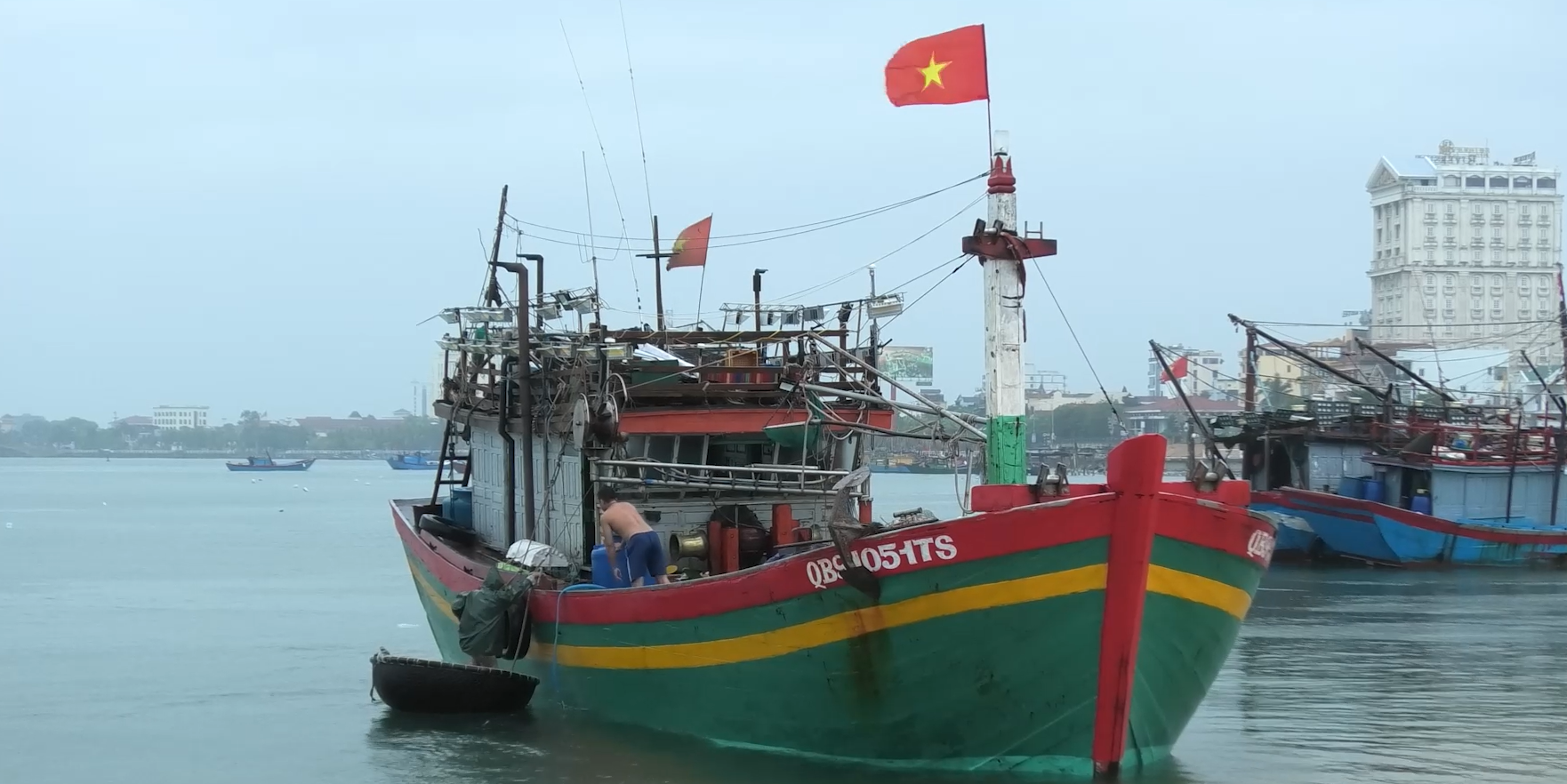 Tàu thuyền Quảng Bình cấp tập về bờ tránh bão số 3- Ảnh 1. Tàu thuyền Quảng Bình cấp tập về bờ tránh bão số 3- Ảnh 1.
