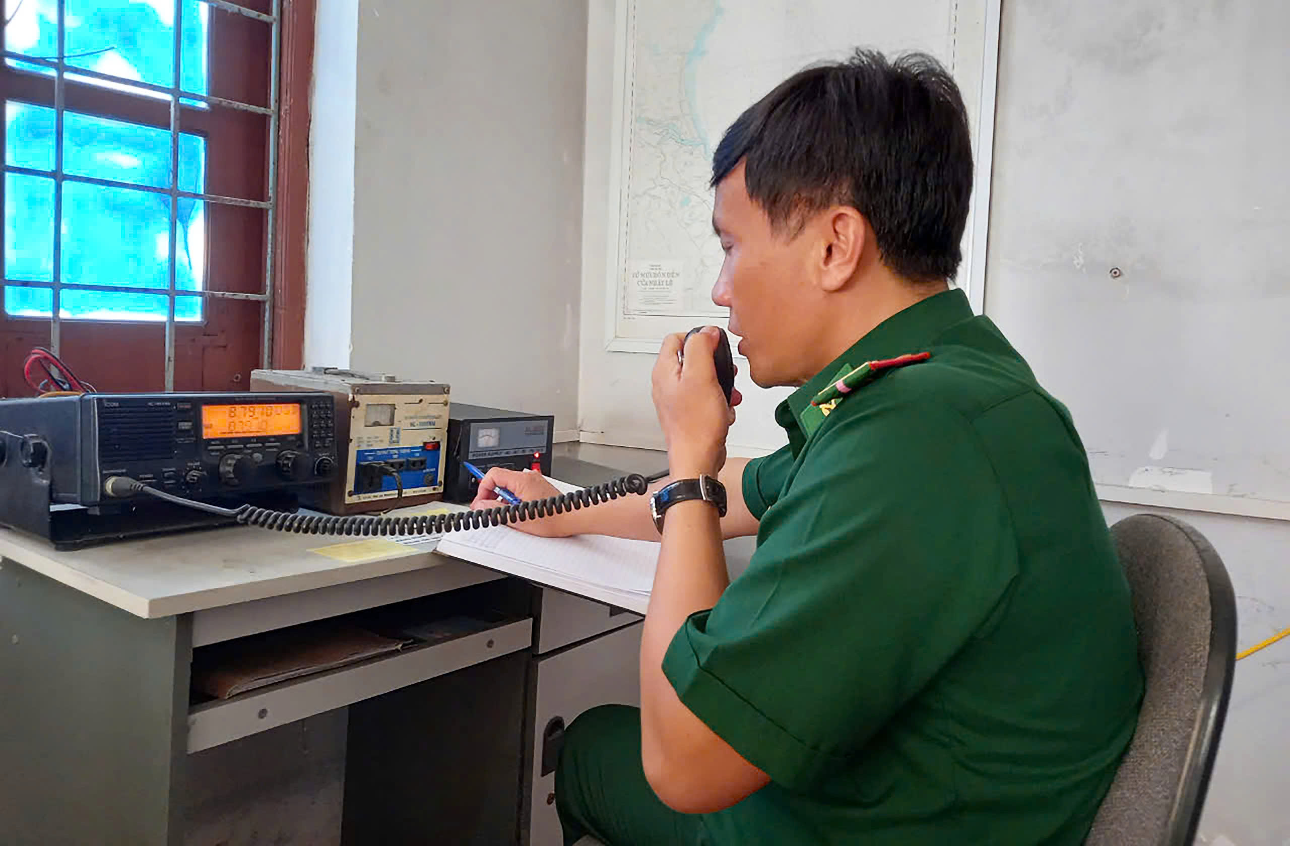 Tàu thuyền Quảng Bình cấp tập về bờ tránh bão số 3- Ảnh 3. Tàu thuyền Quảng Bình cấp tập về bờ tránh bão số 3- Ảnh 3.