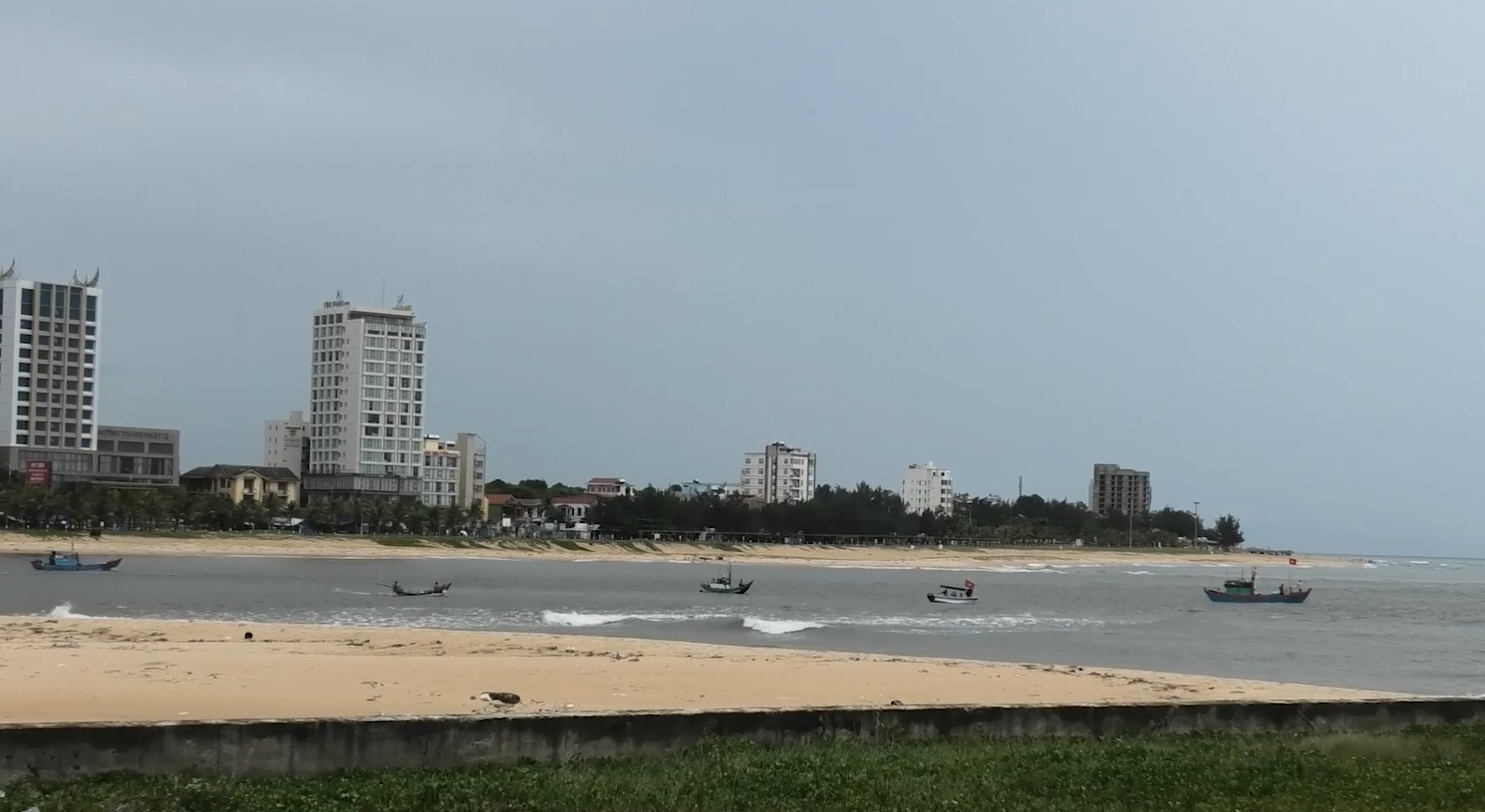 Tàu thuyền Quảng Bình cấp tập về bờ tránh bão số 3- Ảnh 2. Tàu thuyền Quảng Bình cấp tập về bờ tránh bão số 3- Ảnh 2.