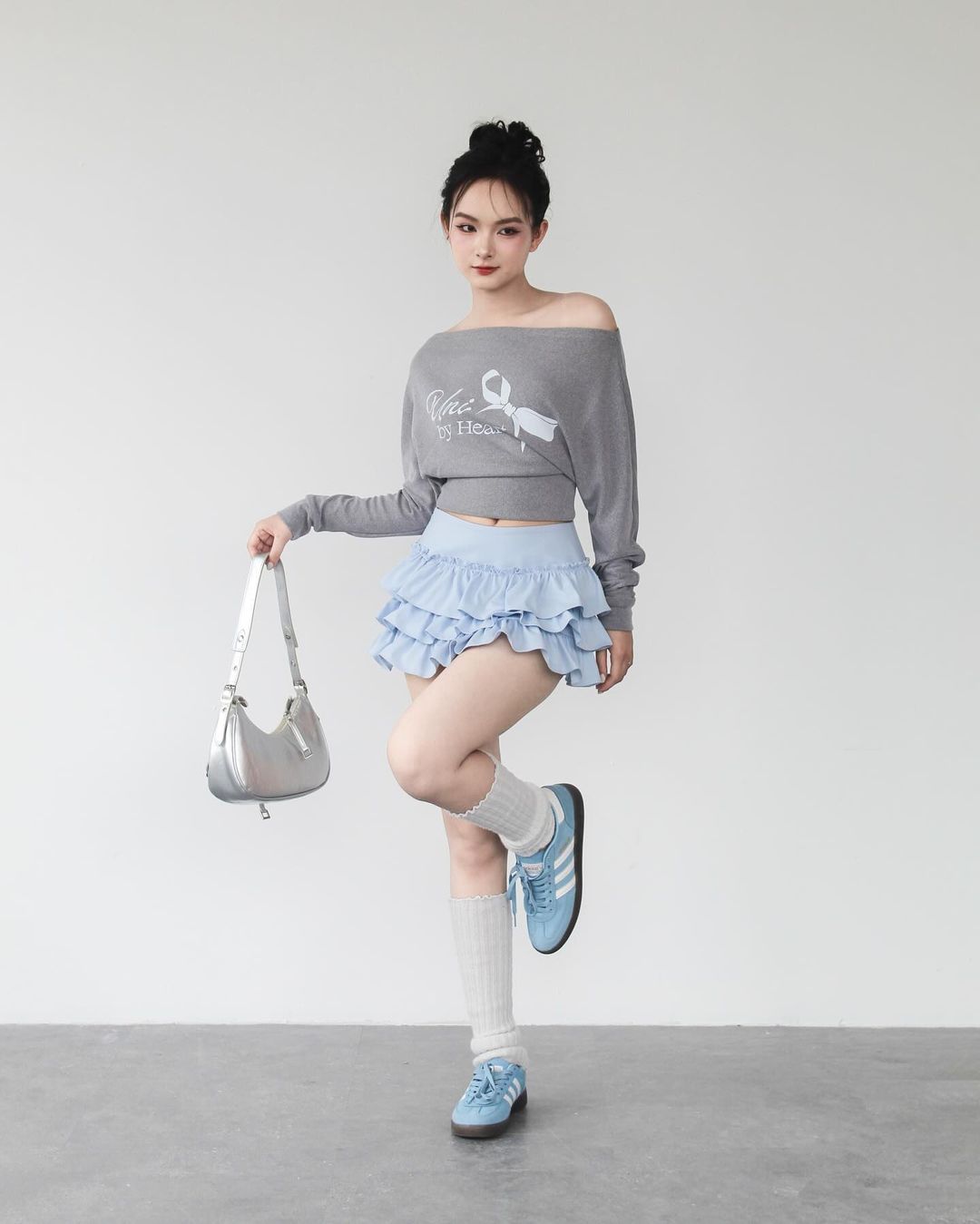 Đơn giản mà vẫn thời thượng khi xuống phố với áo trễ vai- Ảnh 4. Đơn giản mà vẫn thời thượng khi xuống phố với áo trễ vai- Ảnh 4.