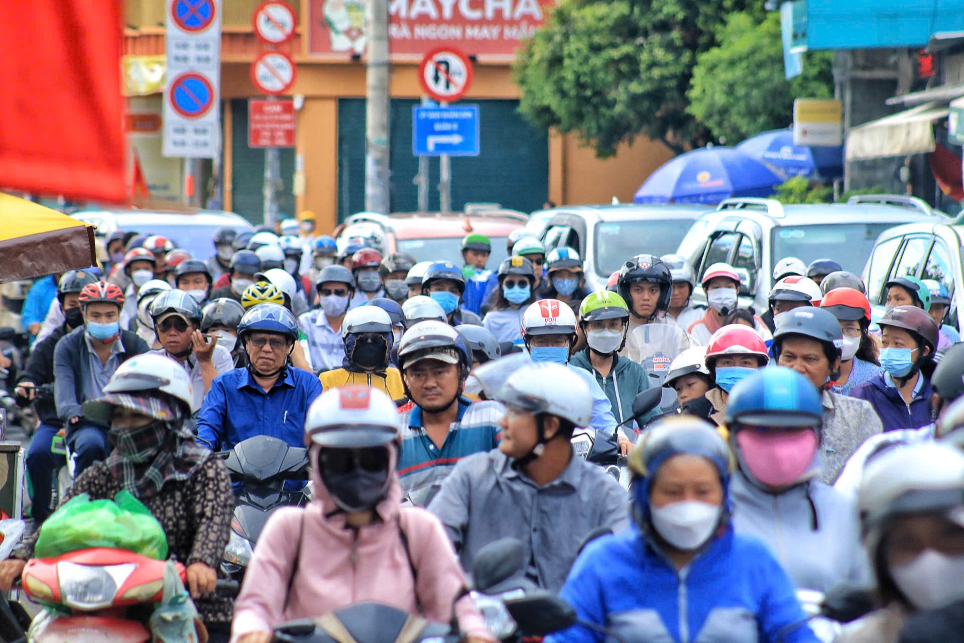 Người dân đi làm trở lại sau nghỉ lễ 2.9: Đường phố TP.HCM đông đúc, nhộn nhịp- Ảnh 4.