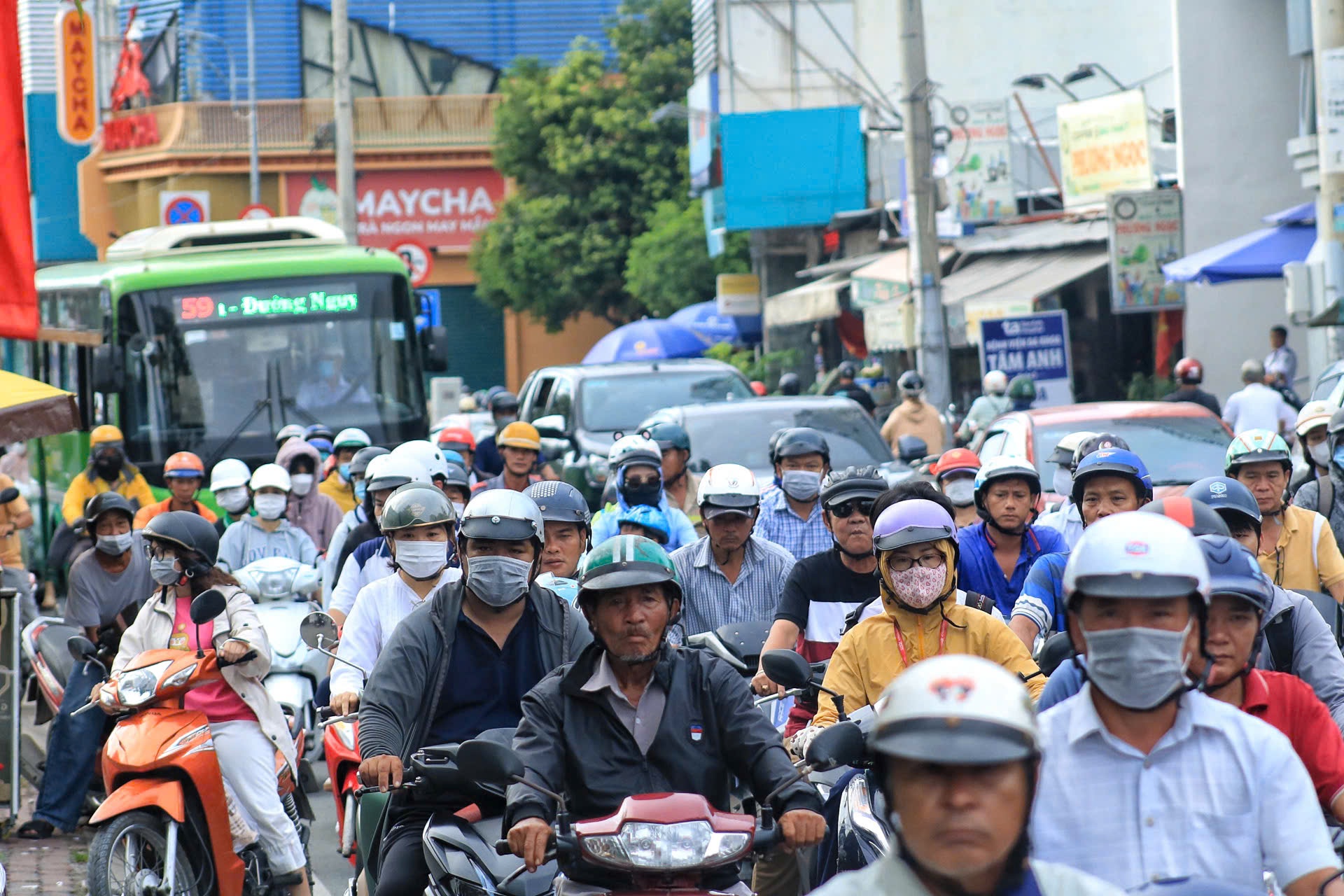 Người dân đi làm trở lại sau nghỉ lễ 2.9: Đường phố TP.HCM đông đúc, nhộn nhịp- Ảnh 5.