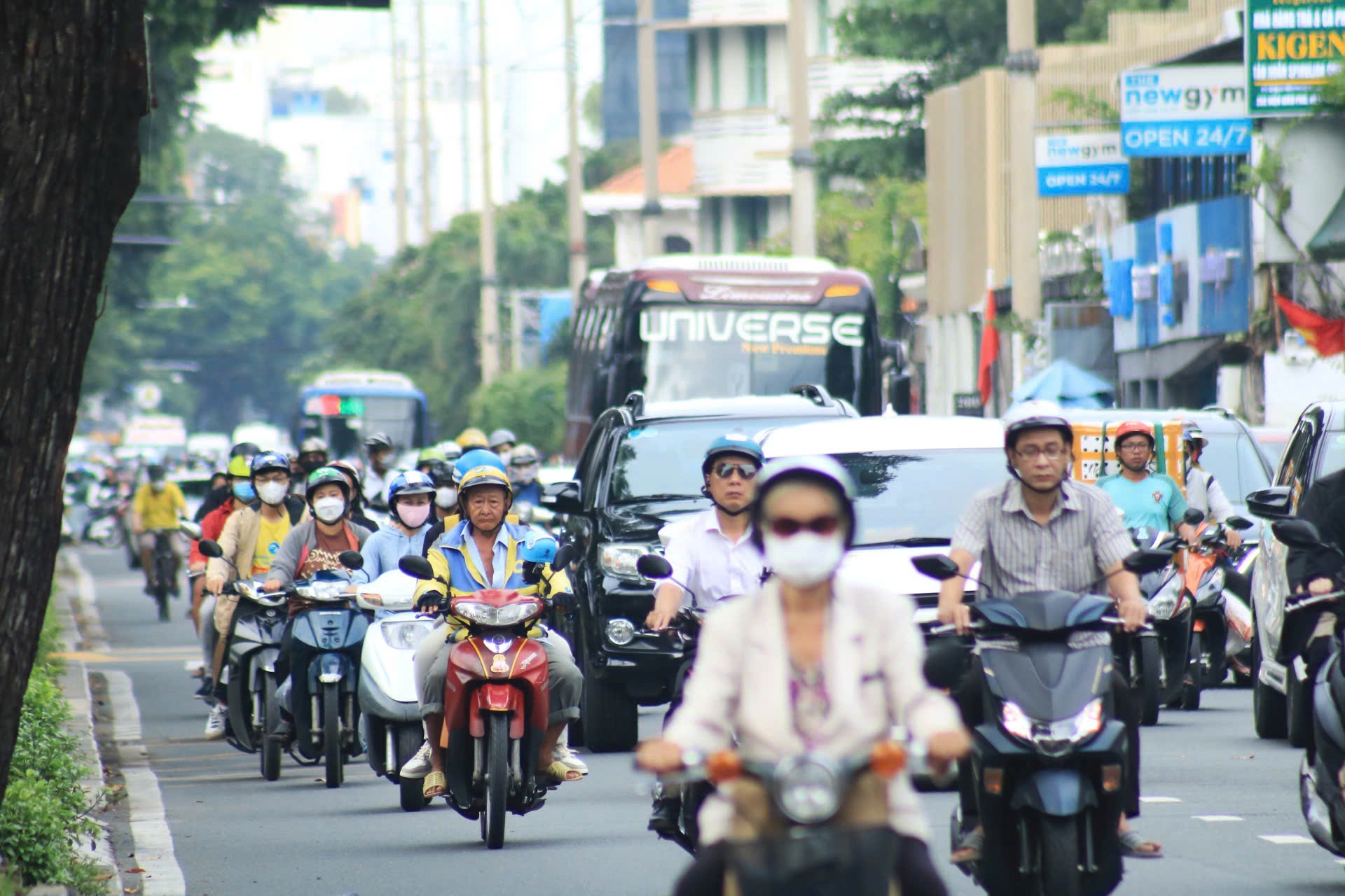 Người dân đi làm trở lại sau nghỉ lễ 2.9: Đường phố TP.HCM đông đúc, nhộn nhịp- Ảnh 10.