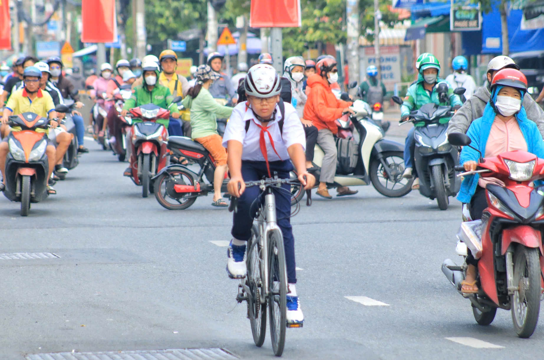 Người dân đi làm trở lại sau nghỉ lễ 2.9: Đường phố TP.HCM đông đúc, nhộn nhịp- Ảnh 6.