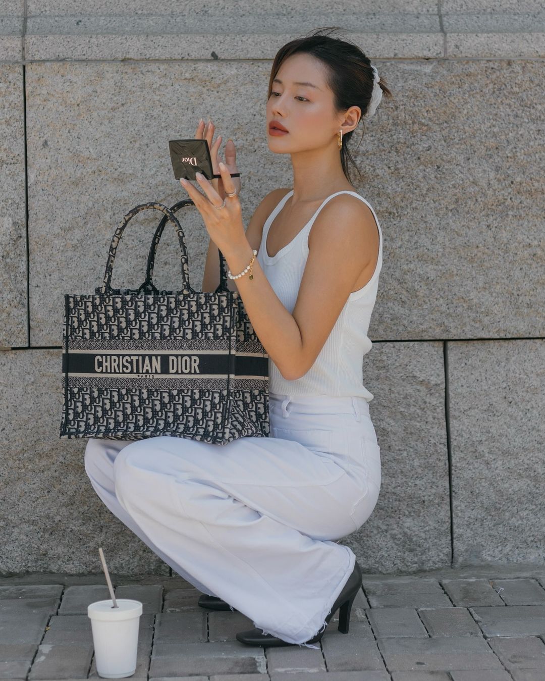 Keanggunan standar untuk wanita kantoran berkat formula pakaian putih di atas putih - Foto 9. Chuẩn thanh lịch cho quý cô công sở nhờ công thức phối đồ white on white- Ảnh 9.