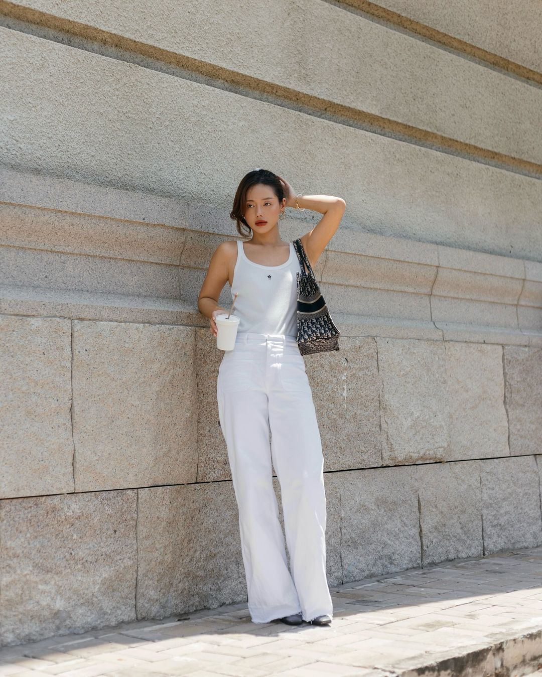 Keanggunan standar untuk wanita kantoran berkat formula pakaian putih di atas putih - Foto 7. Chuẩn thanh lịch cho quý cô công sở nhờ công thức phối đồ white on white- Ảnh 7.