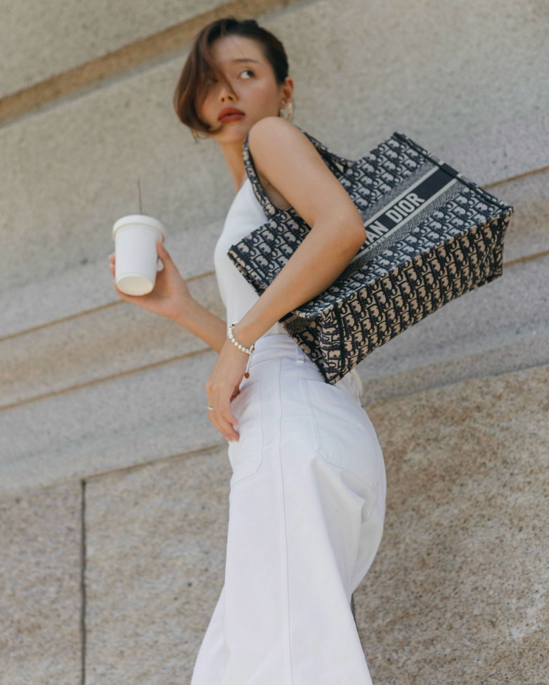 Keanggunan standar untuk wanita kantoran berkat formula pakaian putih di atas putih - Foto 8. Chuẩn thanh lịch cho quý cô công sở nhờ công thức phối đồ white on white- Ảnh 8.