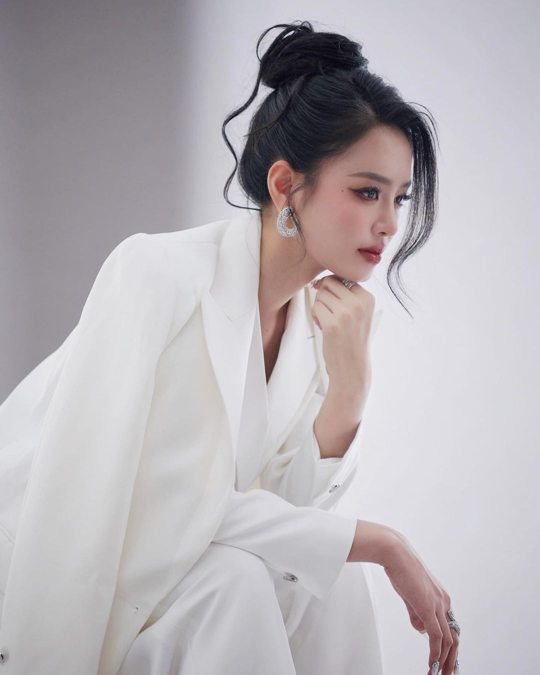 Keanggunan standar untuk wanita kantoran berkat formula pakaian putih di atas putih - Foto 6. Chuẩn thanh lịch cho quý cô công sở nhờ công thức phối đồ white on white- Ảnh 6.