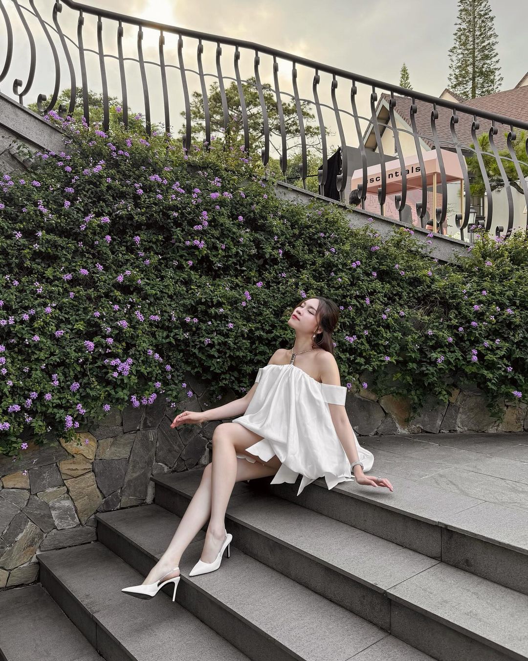 Keanggunan standar untuk wanita kantoran berkat formula pakaian putih di atas putih - Foto 5. Chuẩn thanh lịch cho quý cô công sở nhờ công thức phối đồ white on white- Ảnh 5.