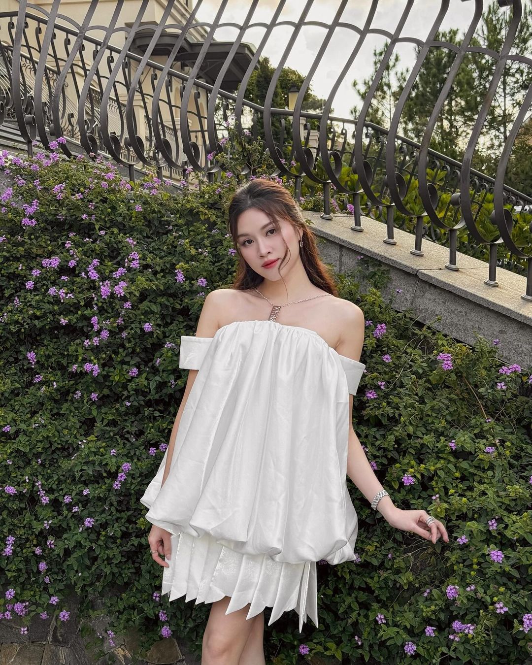 Keanggunan standar untuk wanita kantoran berkat formula pakaian putih di atas putih - Foto 4. Chuẩn thanh lịch cho quý cô công sở nhờ công thức phối đồ white on white- Ảnh 4.