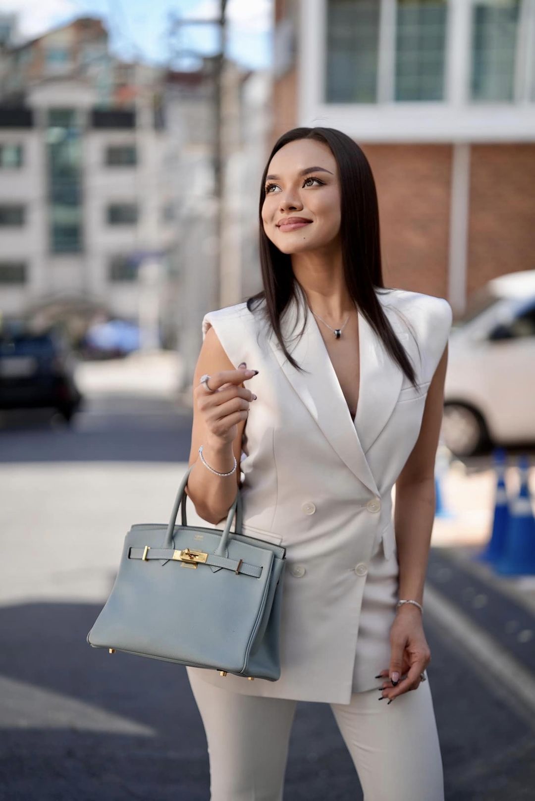 Keanggunan standar untuk wanita kantoran berkat formula pakaian putih di atas putih - Foto 1. Chuẩn thanh lịch cho quý cô công sở nhờ công thức phối đồ white on white- Ảnh 1.