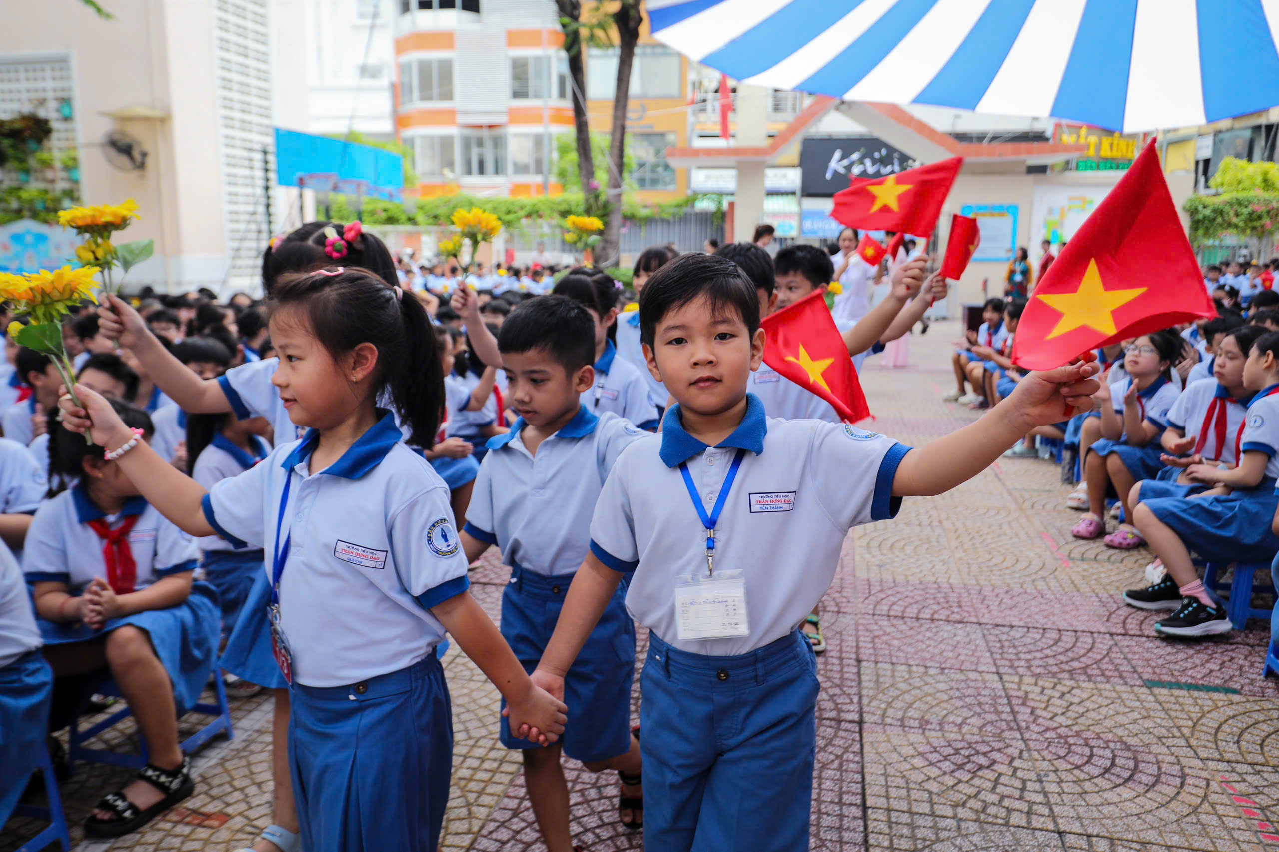 Không bóng bay, trời mưa: Trường học tổ chức lễ khai giảng như thế nào?- Ảnh 3.