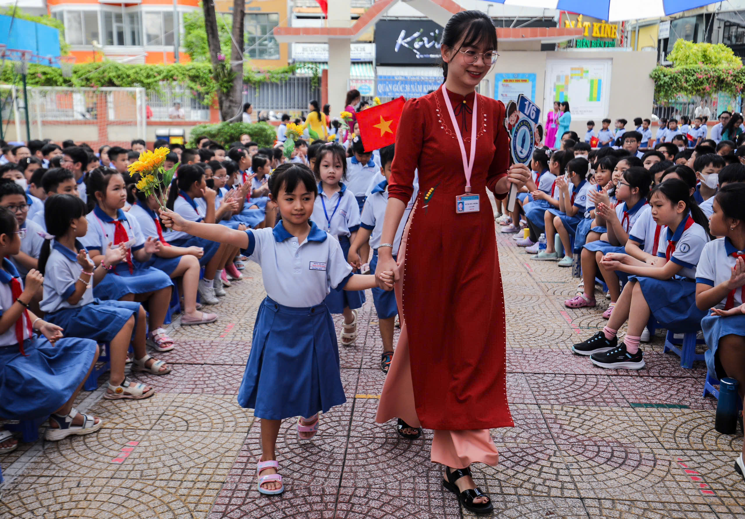 Không bóng bay, trời mưa: Trường học tổ chức lễ khai giảng như thế nào?- Ảnh 2.