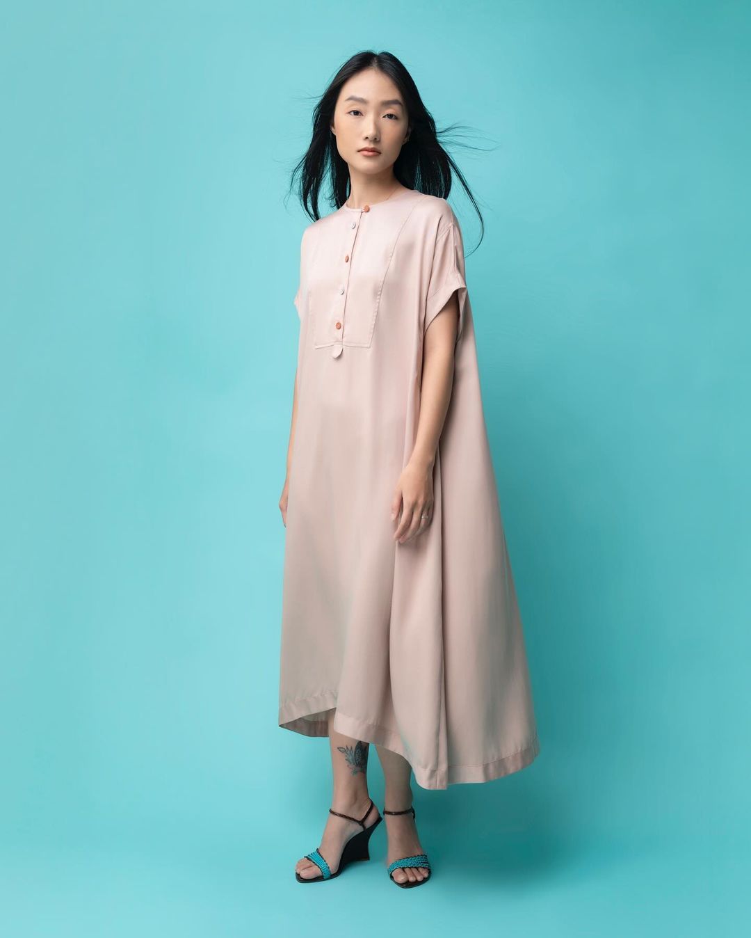 Jemně vkročte do podzimu s lněnými šaty, něžným a okouzlujícím hedvábím - Foto 4. Nhẹ bước vào thu cùng váy suông từ linen, đũi tơ dịu dàng, đằm thắm- Ảnh 4.