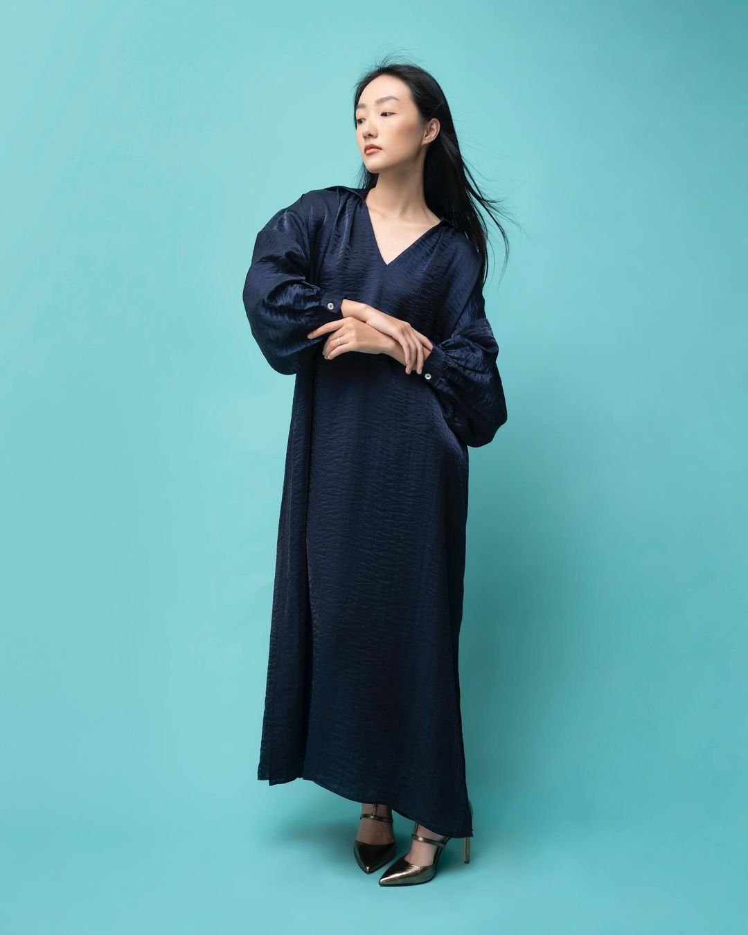 Jemně vkročte do podzimu s lněnými šaty, něžným a okouzlujícím hedvábím - Foto 5. Nhẹ bước vào thu cùng váy suông từ linen, đũi tơ dịu dàng, đằm thắm- Ảnh 5.