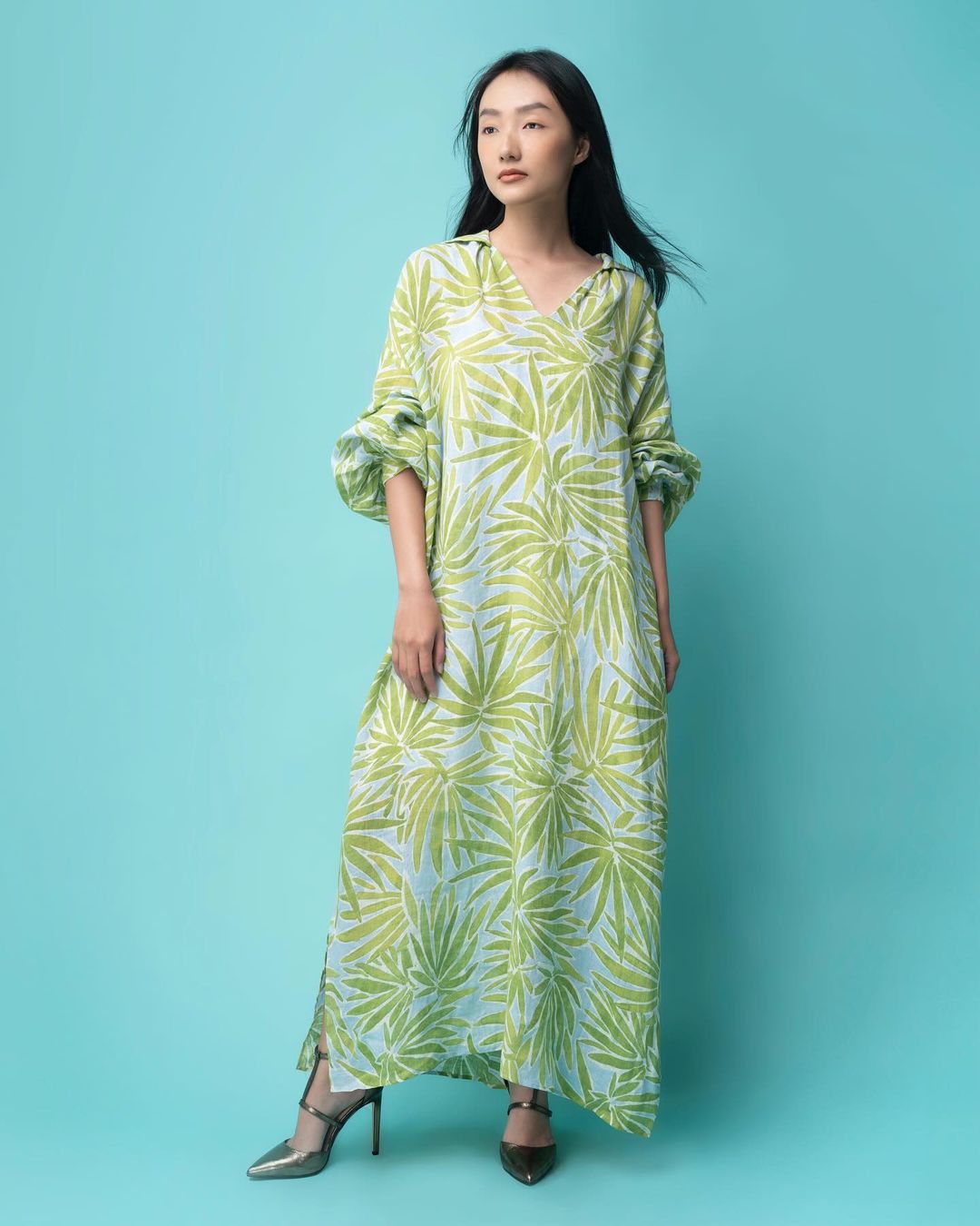 Jemně vkročte do podzimu s lněnými šaty, něžným a okouzlujícím hedvábím - Foto 3. Nhẹ bước vào thu cùng váy suông từ linen, đũi tơ dịu dàng, đằm thắm- Ảnh 3.