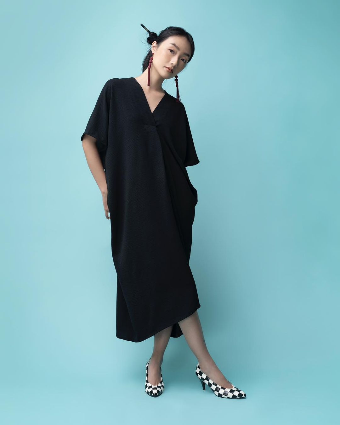 Jemně vkročte do podzimu s lněnými šaty, něžným a okouzlujícím hedvábím - Foto 2. Nhẹ bước vào thu cùng váy suông từ linen, đũi tơ dịu dàng, đằm thắm- Ảnh 2.