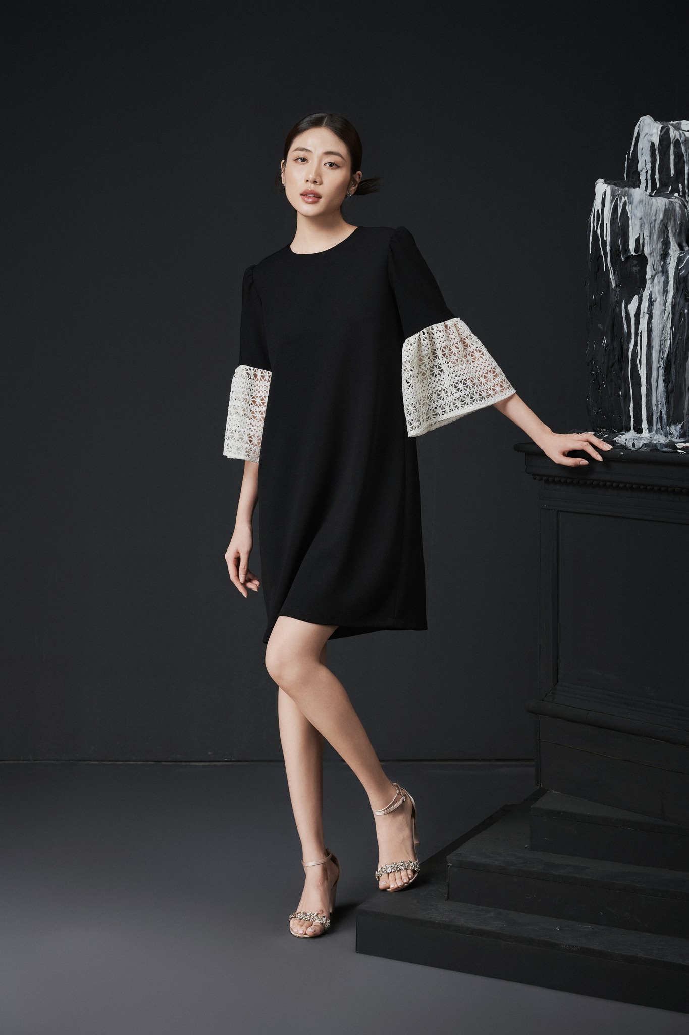 Jemně vkročte do podzimu s lněnými šaty, něžným a okouzlujícím hedvábím - Foto 10. Nhẹ bước vào thu cùng váy suông từ linen, đũi tơ dịu dàng, đằm thắm- Ảnh 10.