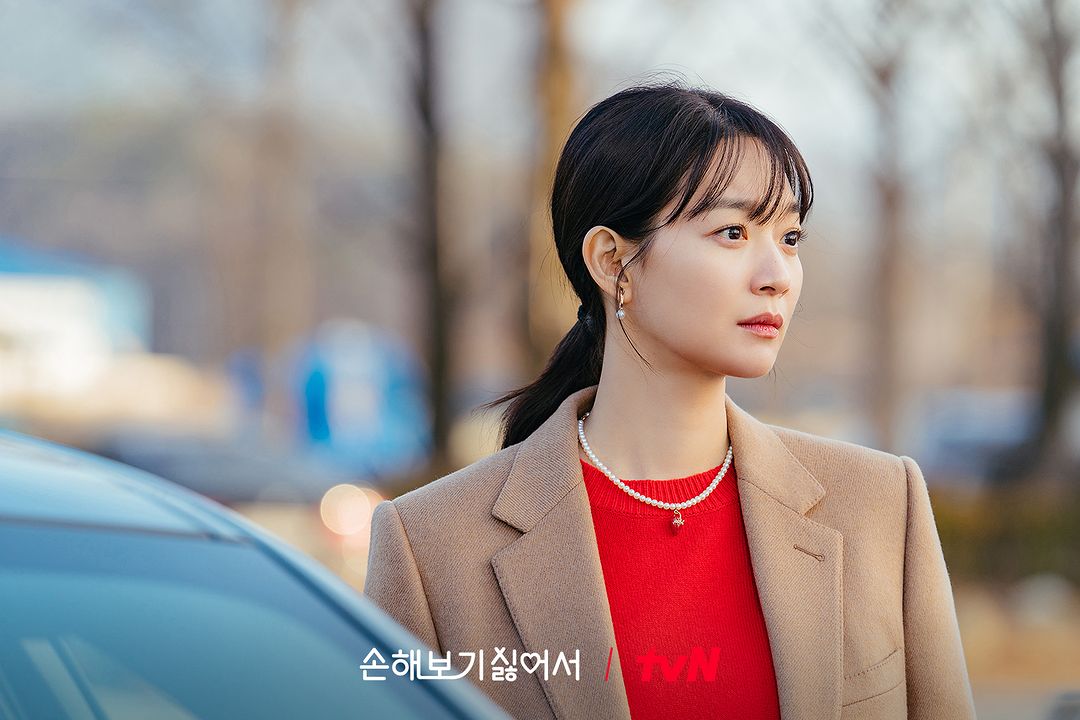 Diện phong cách công sở như Shin Min Ah trong phim 'No gain no love'- Ảnh 2.