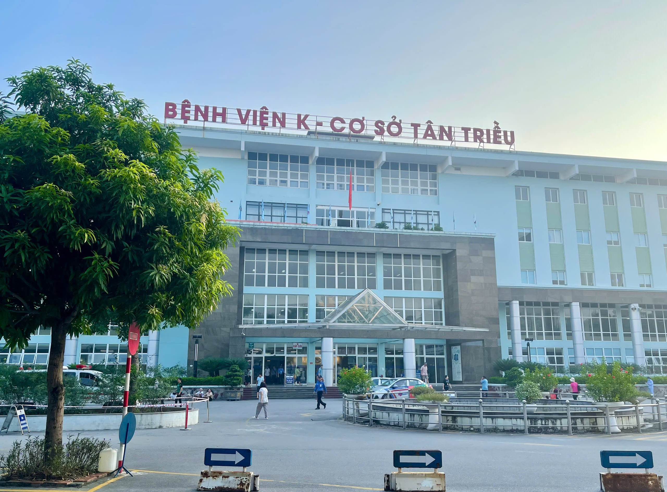 'Cò xếp lốt' bủa vây Bệnh viện K- Ảnh 1.