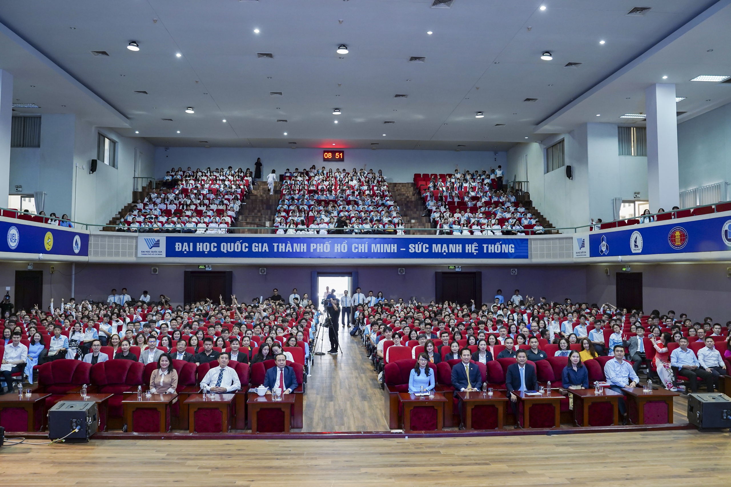 Phát biểu ‘chí mạng’ trong ngày khai giảng trường Phổ thông năng khiếu khiến cả hội trường vỡ oà- Ảnh 6.