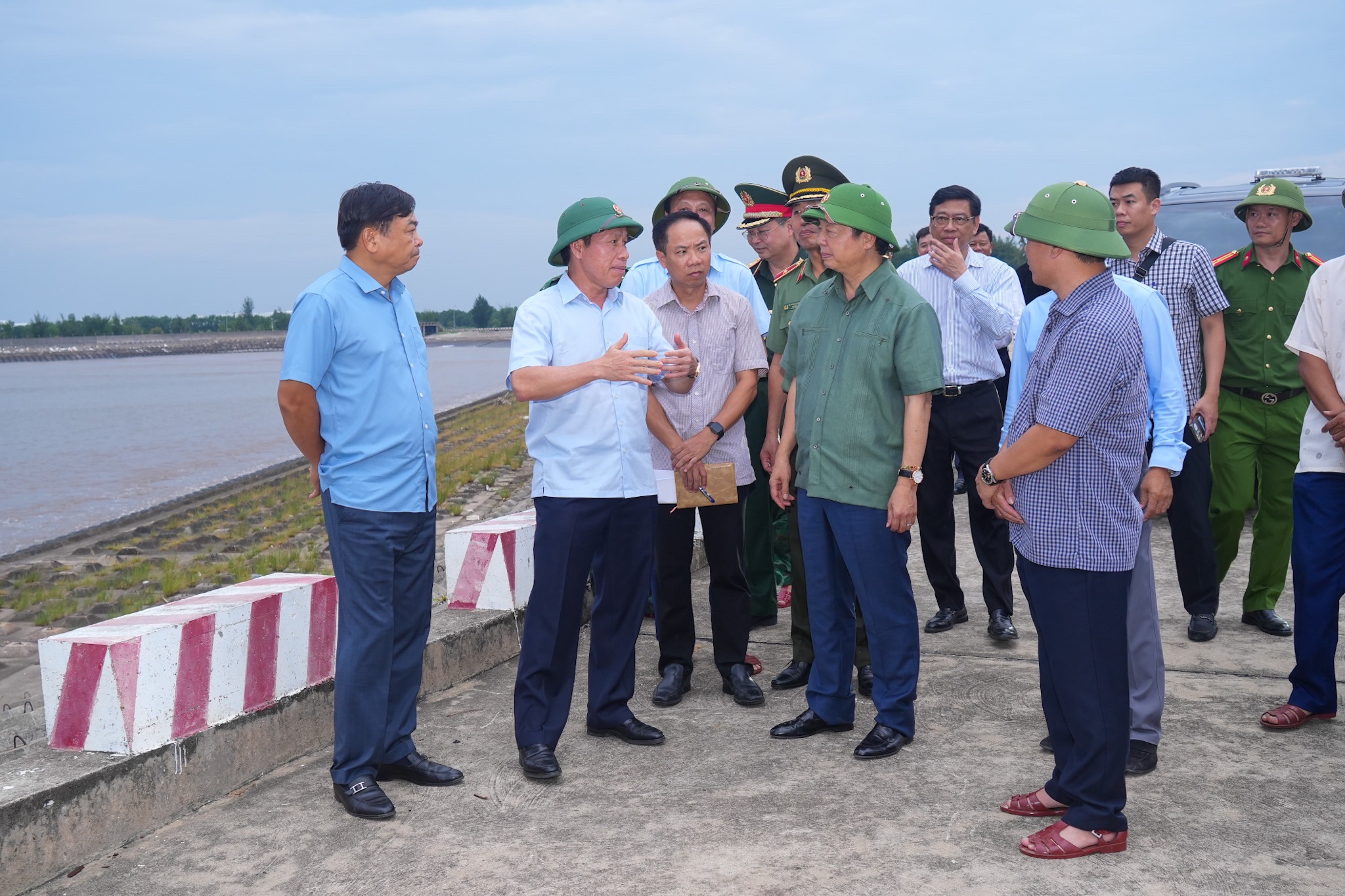 Phó thủ tướng Trần Hồng Hà kiểm tra phòng chống siêu bão Yagi ở Hải Phòng, Quảng Ninh- Ảnh 2.