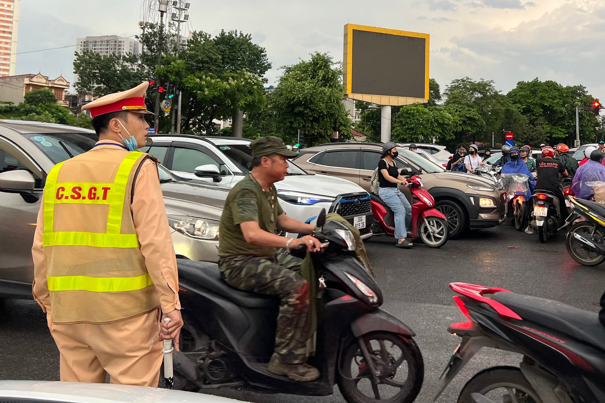 Giao thông Hà Nội hỗn loạn, nhiều cây đổ- Ảnh 5.