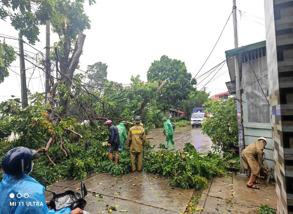 Công an Hà Nam giúp di dời hơn 2.500 hộ dân tránh siêu bão Yagi- Ảnh 2. Công an Hà Nam giúp di dời hơn 2.500 hộ dân tránh siêu bão Yagi- Ảnh 2.