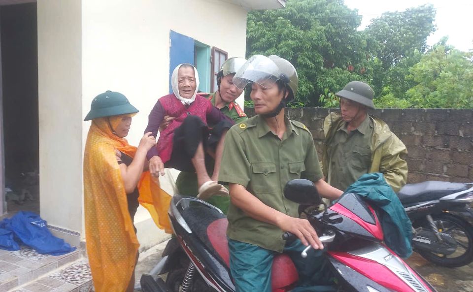 Công an Hà Nam giúp di dời hơn 2.500 hộ dân tránh siêu bão Yagi- Ảnh 6. Công an Hà Nam giúp di dời hơn 2.500 hộ dân tránh siêu bão Yagi- Ảnh 6.