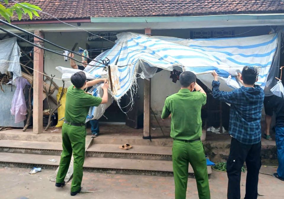 Công an Hà Nam giúp di dời hơn 2.500 hộ dân tránh siêu bão Yagi- Ảnh 5. Công an Hà Nam giúp di dời hơn 2.500 hộ dân tránh siêu bão Yagi- Ảnh 5.