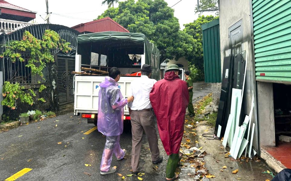 Công an Hà Nam giúp di dời hơn 2.500 hộ dân tránh siêu bão Yagi- Ảnh 7. Công an Hà Nam giúp di dời hơn 2.500 hộ dân tránh siêu bão Yagi- Ảnh 7.