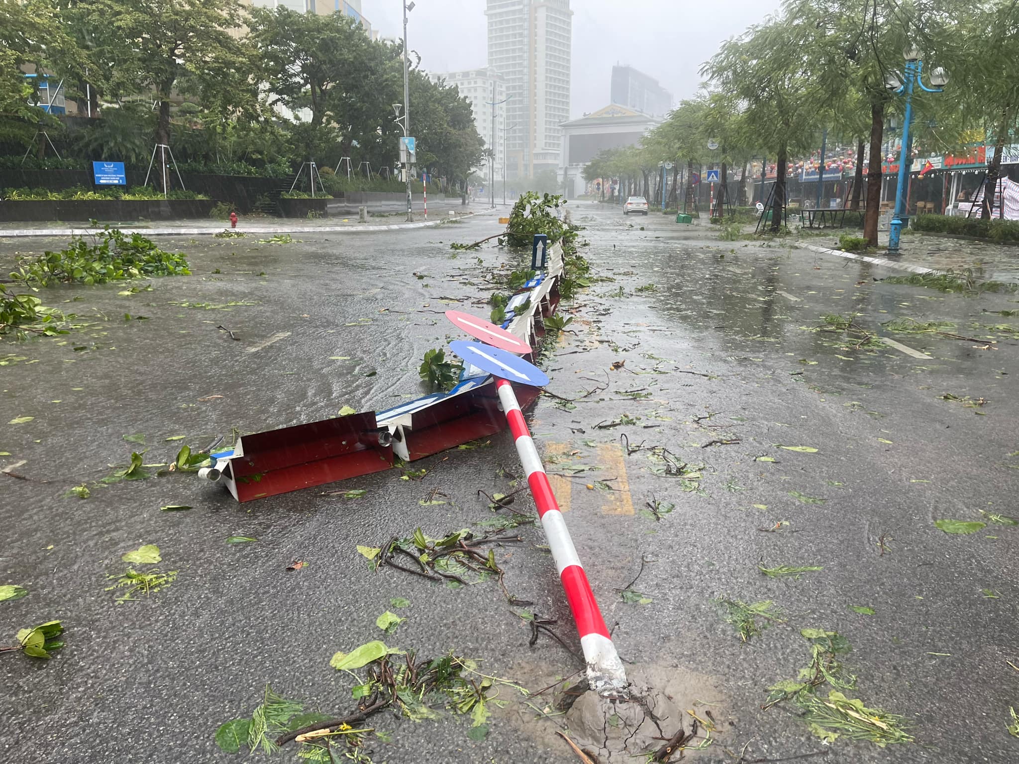 Bão Yagi đang tàn phá Quảng Ninh, người dân khiếp sợ- Ảnh 5.