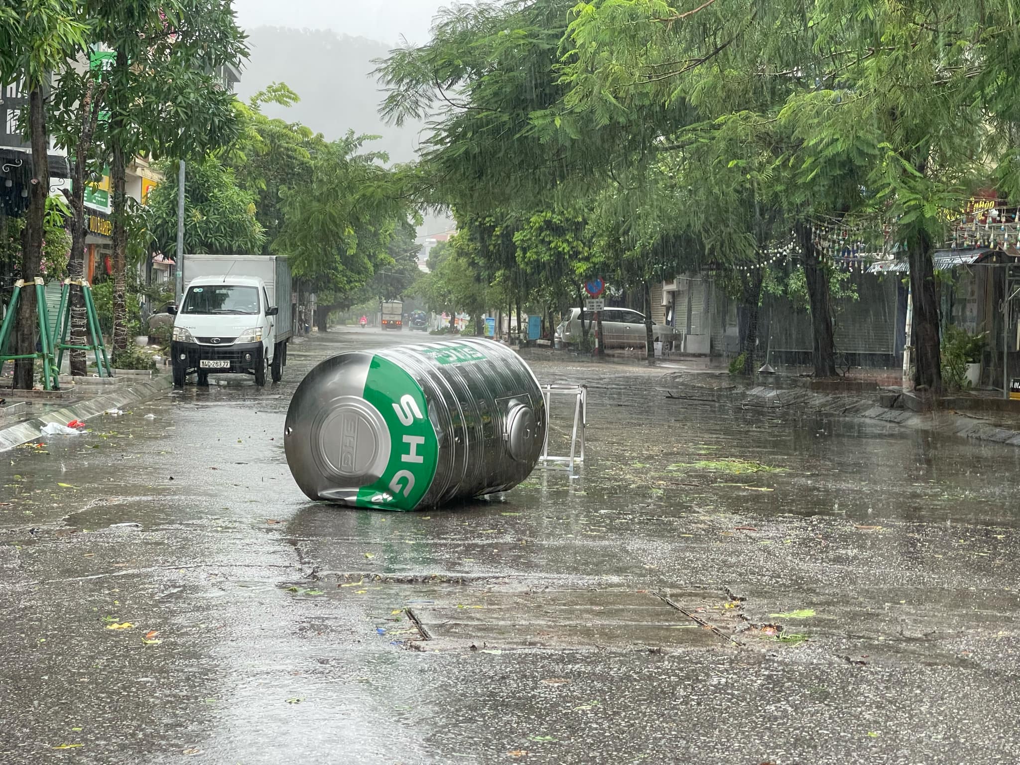 Bão Yagi đang tàn phá Quảng Ninh, người dân khiếp sợ- Ảnh 3.