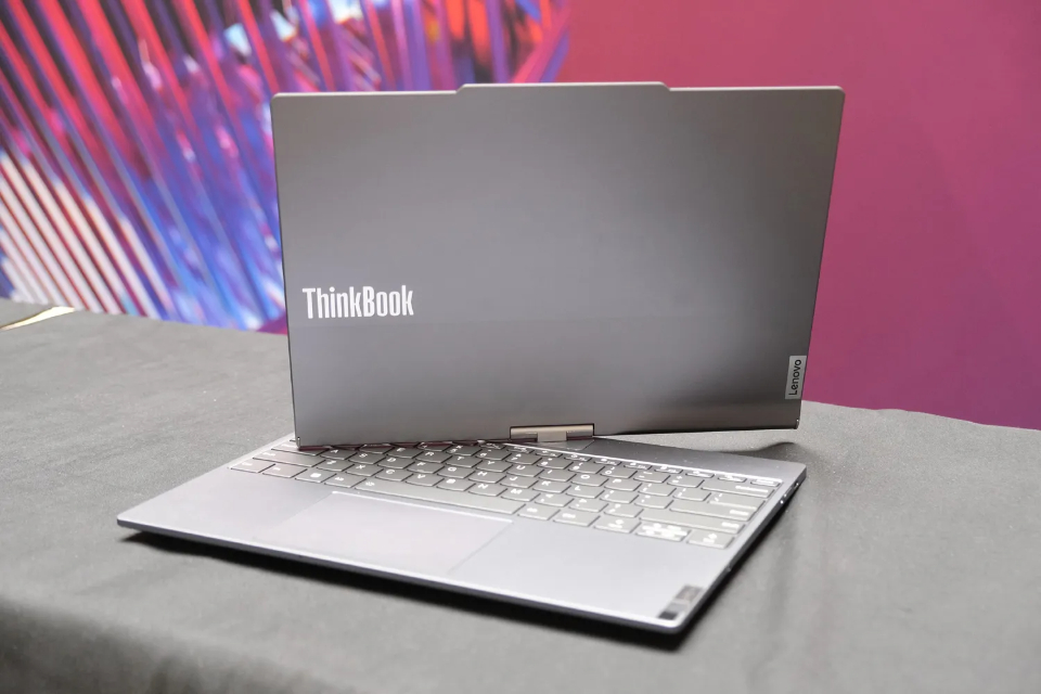 Lenovo trình diễn laptop tự mở và xoay theo người dùng- Ảnh 5.