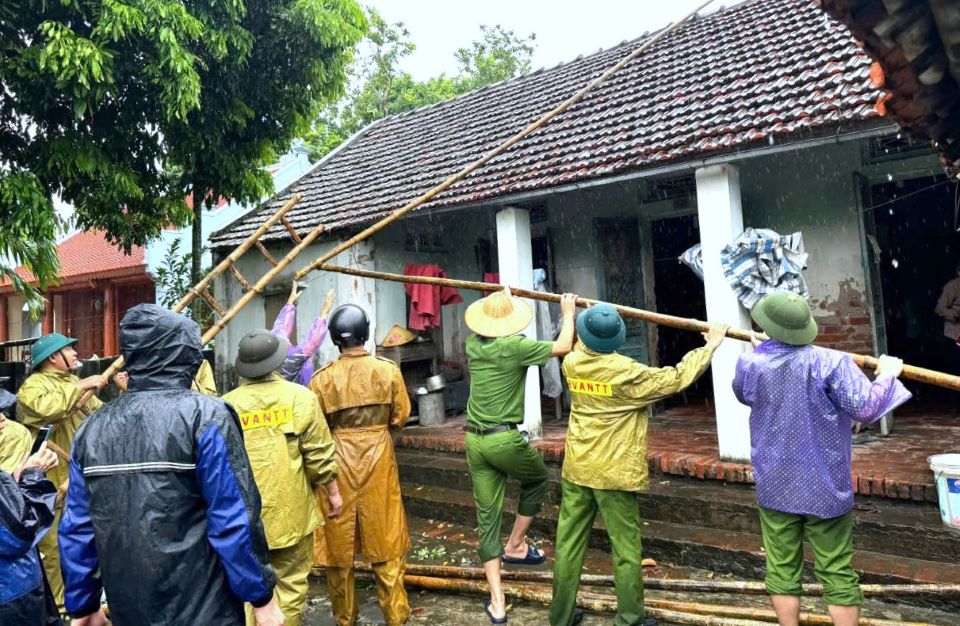 Công an Hà Nam giúp di dời hơn 2.500 hộ dân tránh siêu bão Yagi- Ảnh 3. Công an Hà Nam giúp di dời hơn 2.500 hộ dân tránh siêu bão Yagi- Ảnh 3.