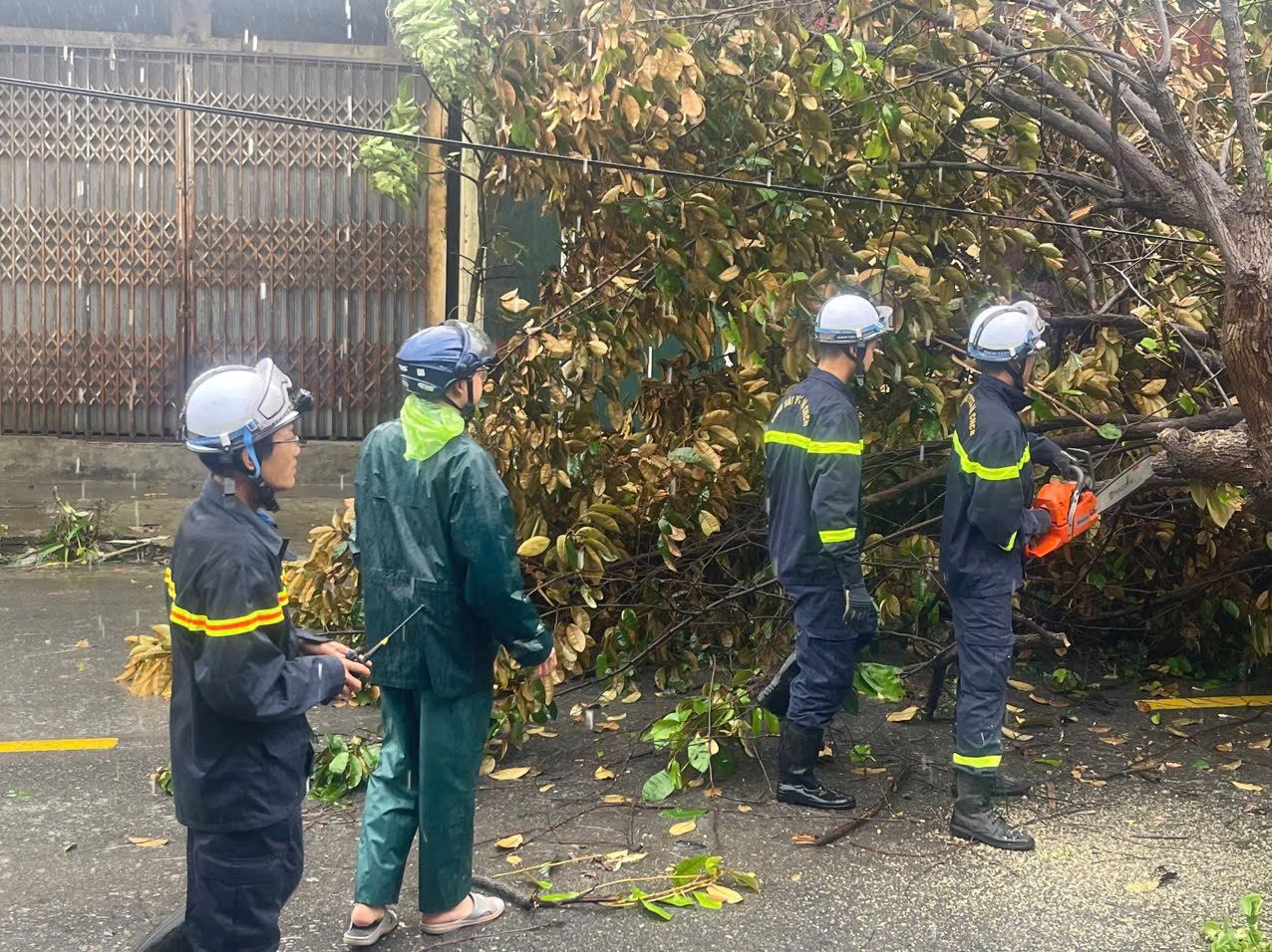 Công an Hà Nội căng mình chống bão Yagi- Ảnh 12.