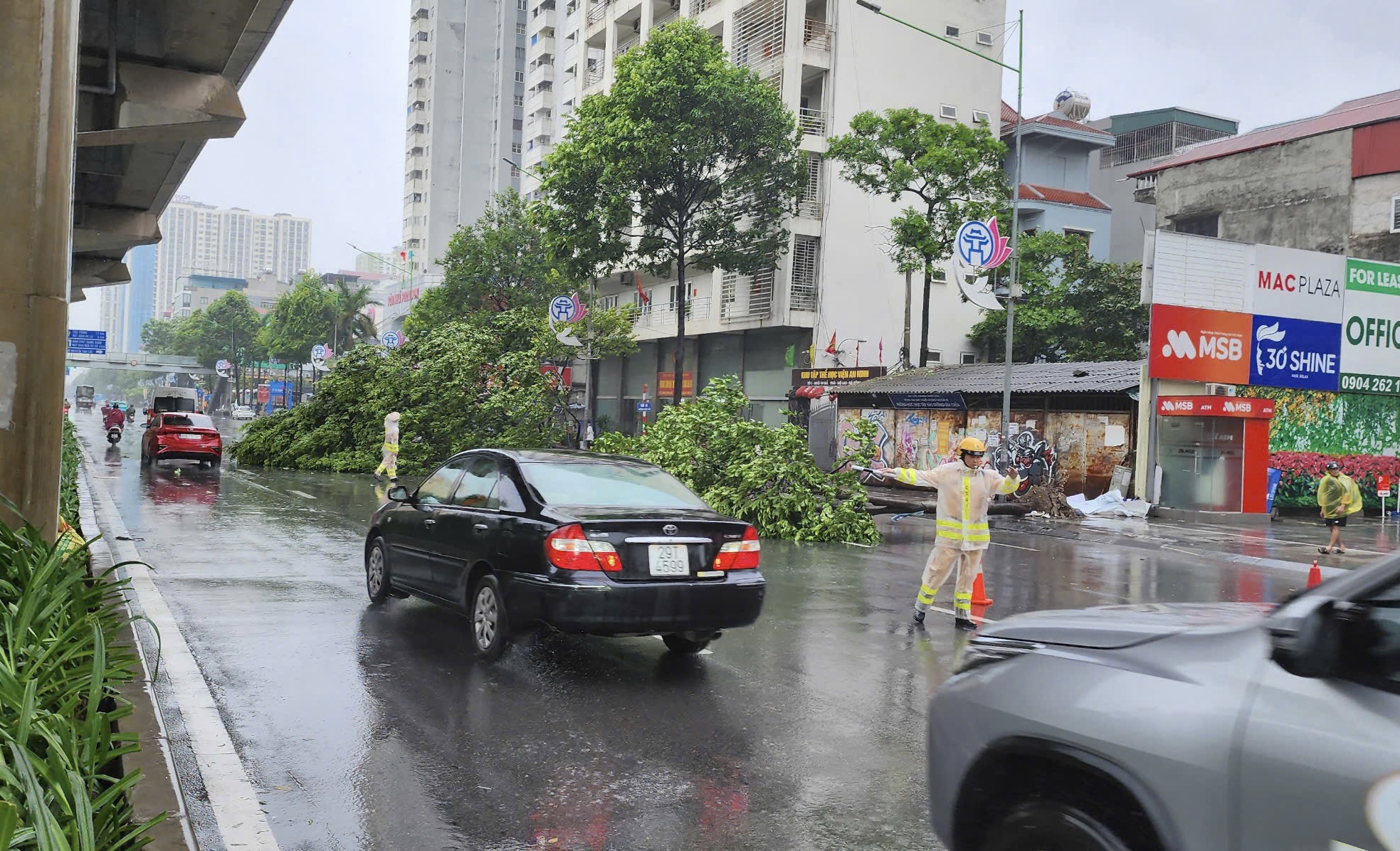 Công an Hà Nội căng mình chống bão Yagi- Ảnh 14.