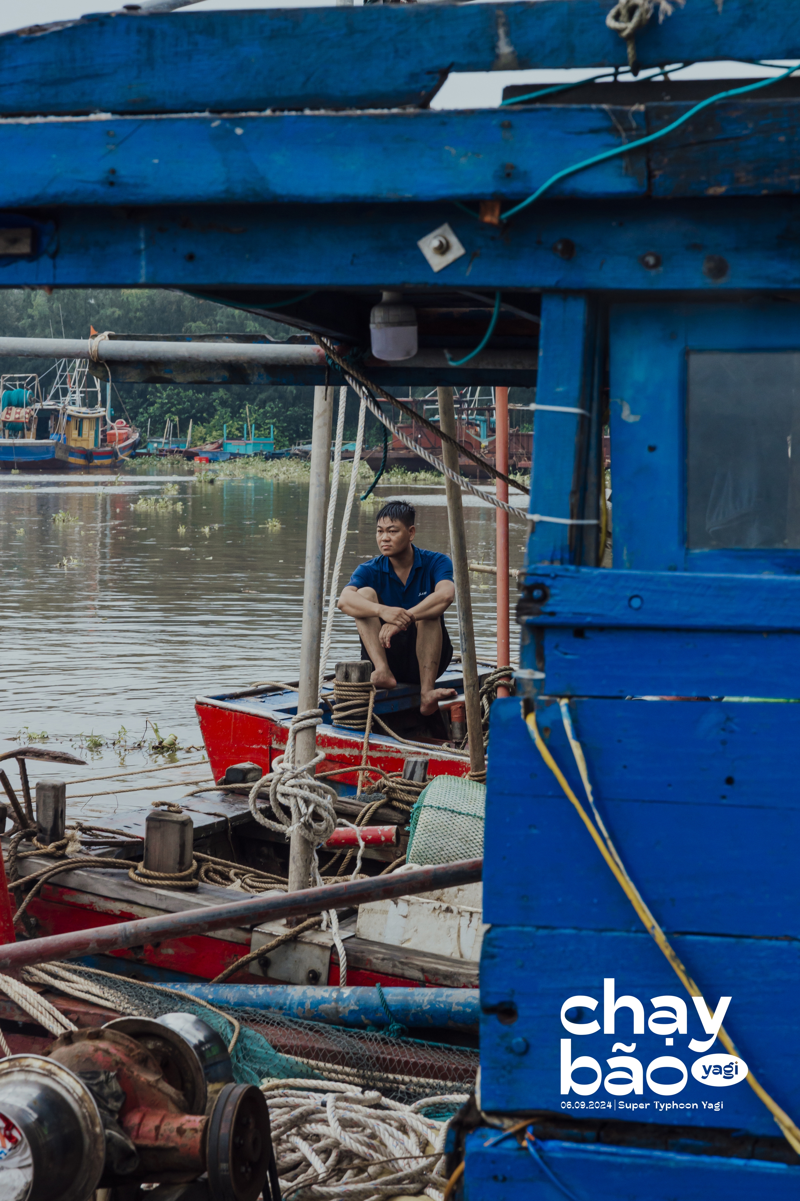 Xúc động với bộ ảnh ‘chạy bão’ của người dân làng biển- Ảnh 4.