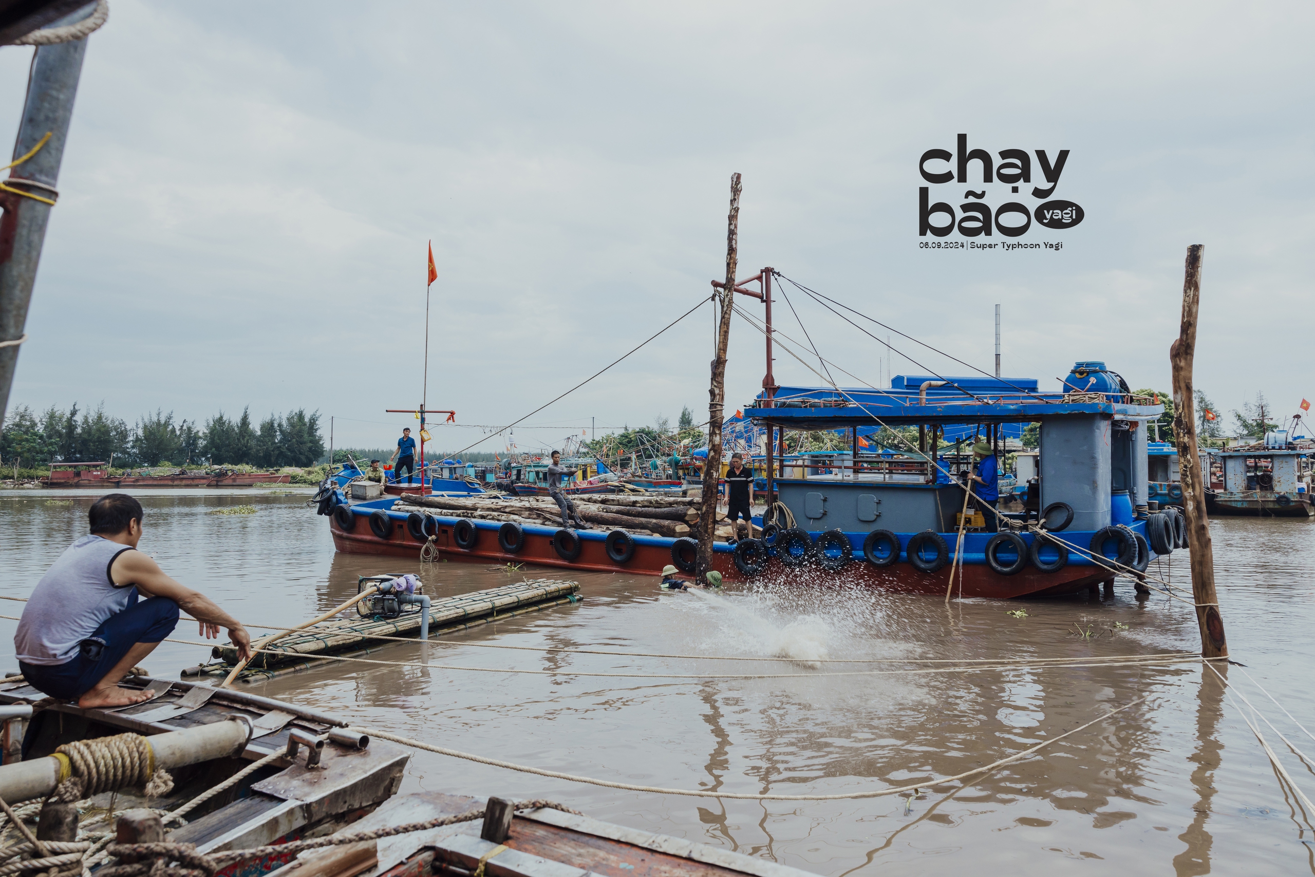 Xúc động với bộ ảnh ‘chạy bão’ của người dân làng biển- Ảnh 3.