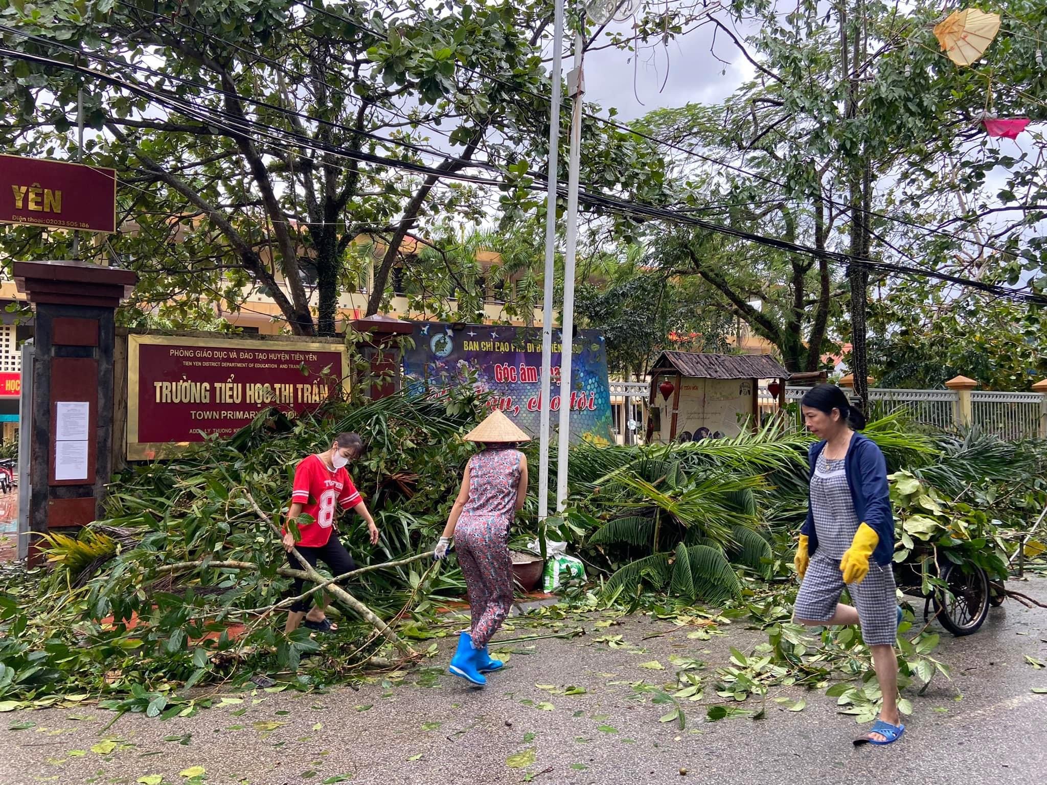 Những hình ảnh đẹp người dân chung tay dọn dẹp sau bão- Ảnh 12.