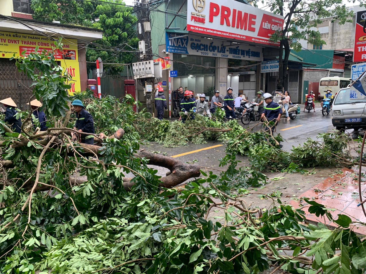 Hà Nội: Công an, quân đội thâu đêm khắc phục thiệt hại do bão Yagi- Ảnh 5.