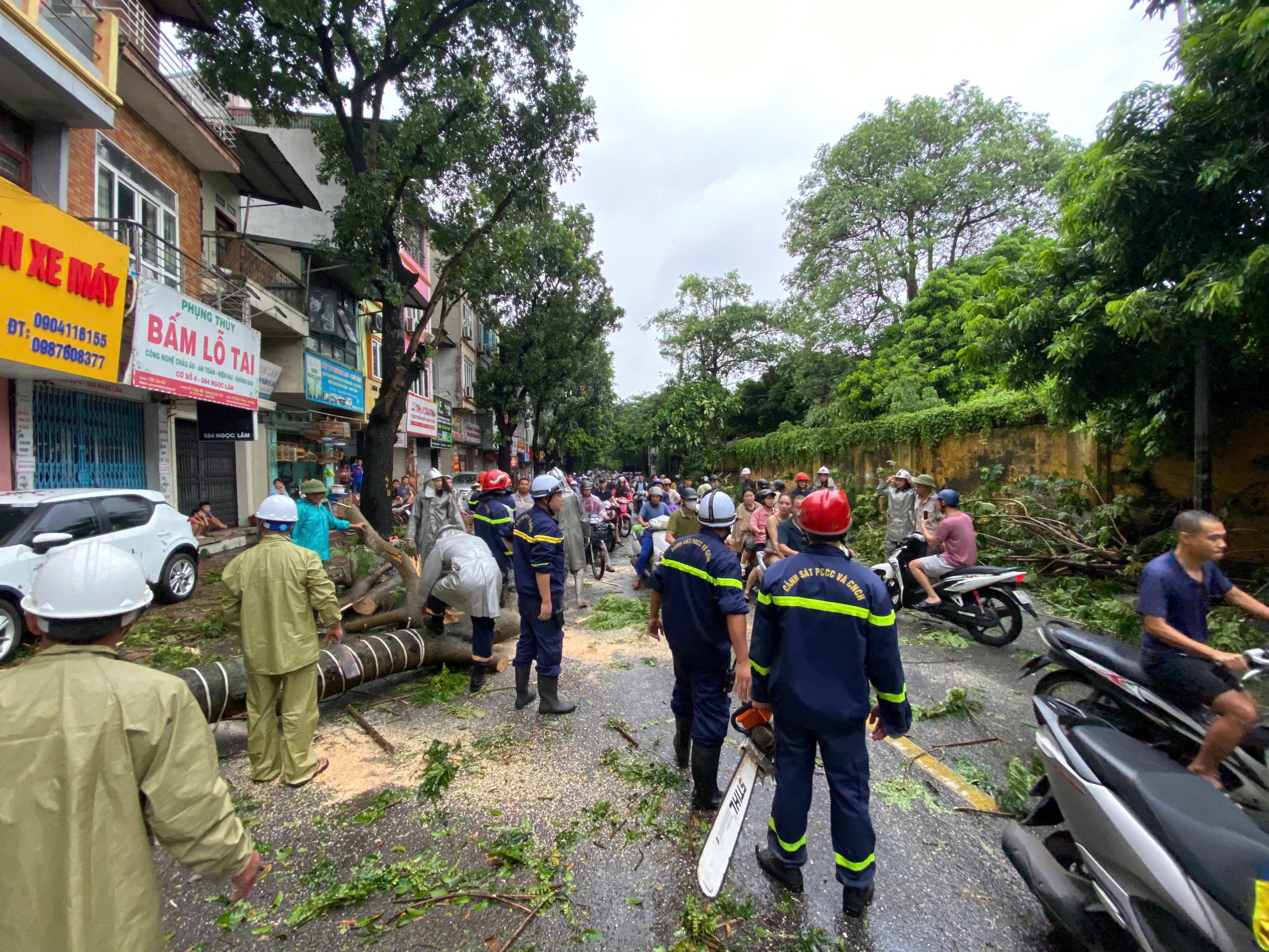 Hà Nội: Công an, quân đội thâu đêm khắc phục thiệt hại do bão Yagi- Ảnh 2.