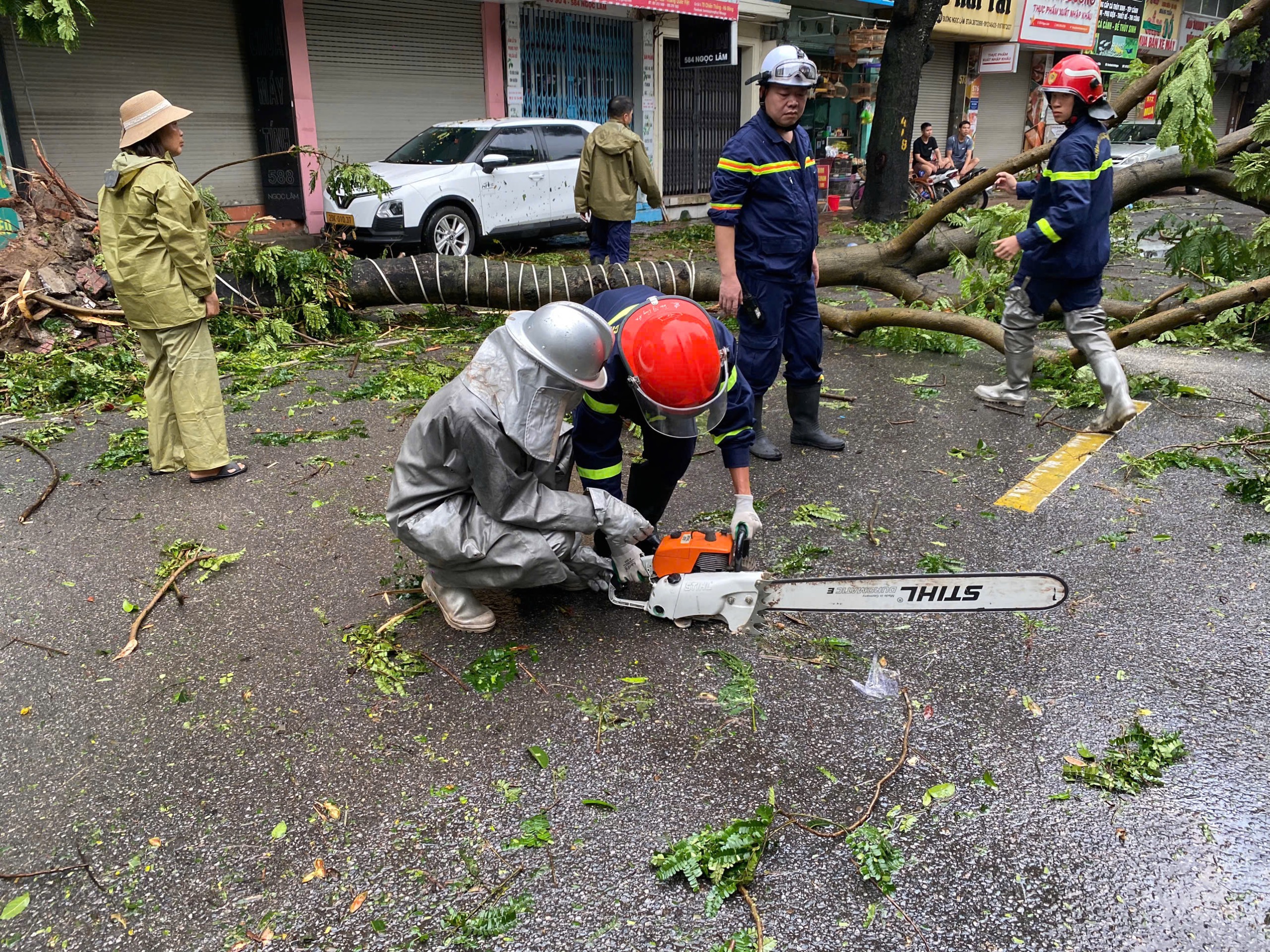 Hà Nội: Công an, quân đội thâu đêm khắc phục thiệt hại do bão Yagi- Ảnh 3.