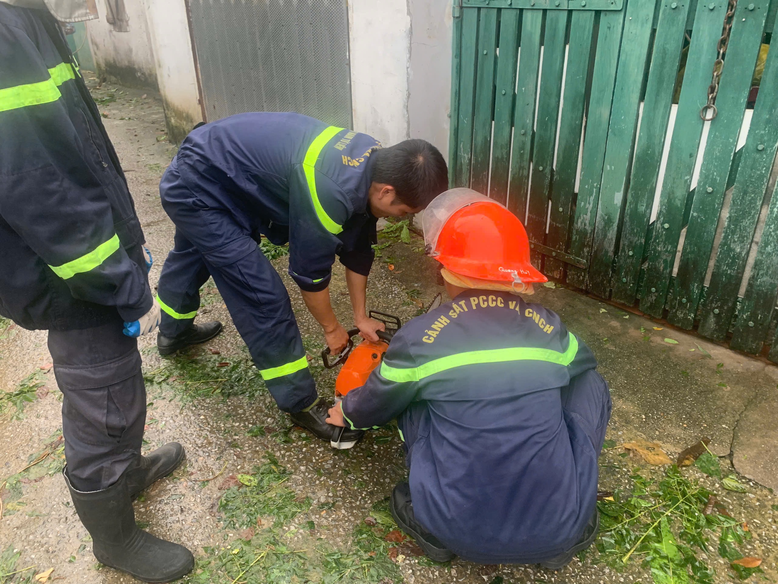 Hà Nội: Công an, quân đội thâu đêm khắc phục thiệt hại do bão Yagi- Ảnh 9.