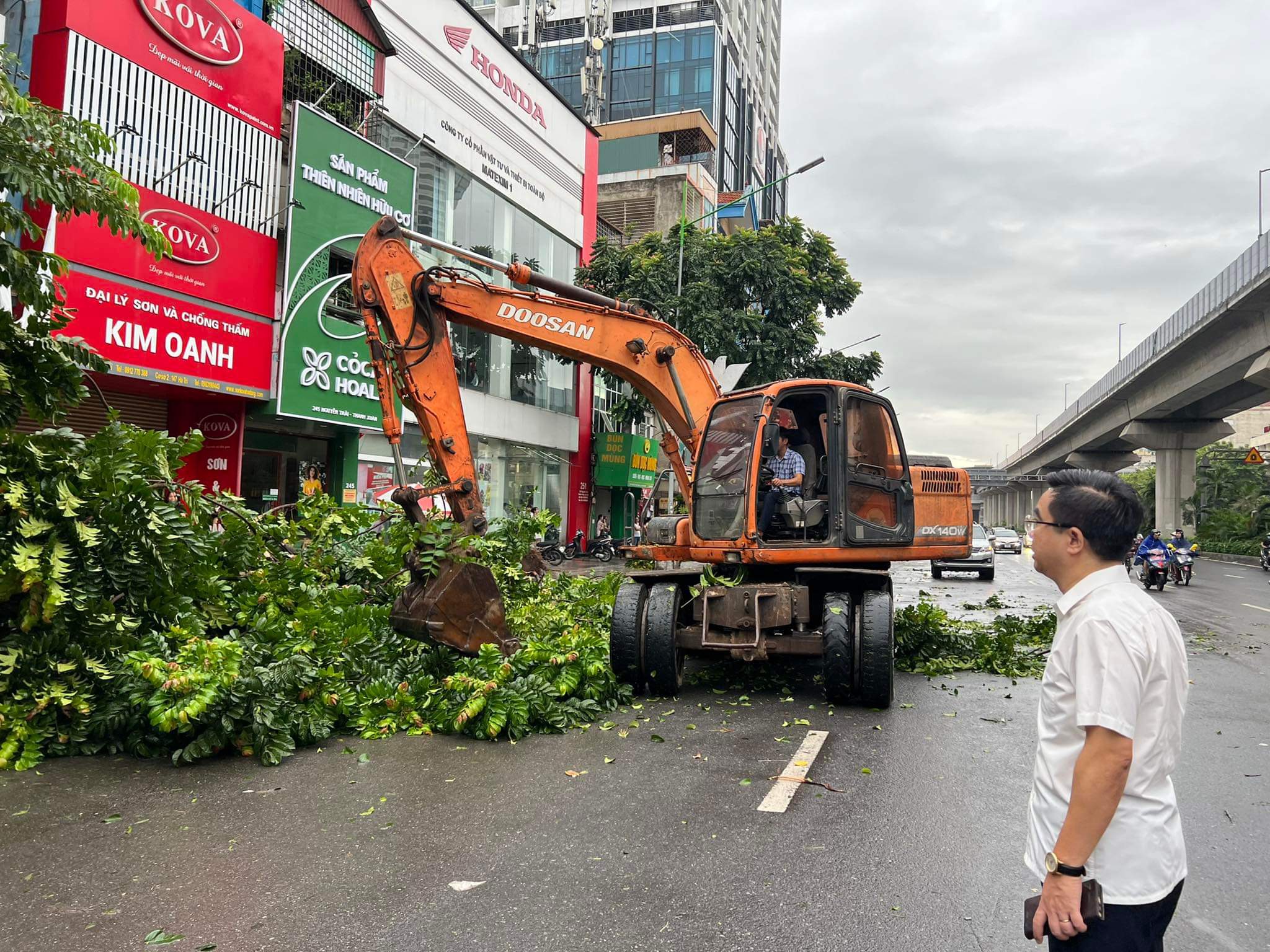 Hà Nội: Công an, quân đội thâu đêm khắc phục thiệt hại do bão Yagi- Ảnh 11.