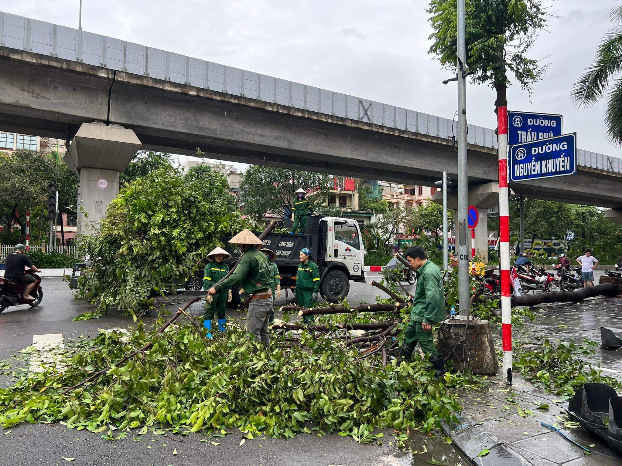 Hà Nội: Công an, quân đội thâu đêm khắc phục thiệt hại do bão Yagi- Ảnh 12.